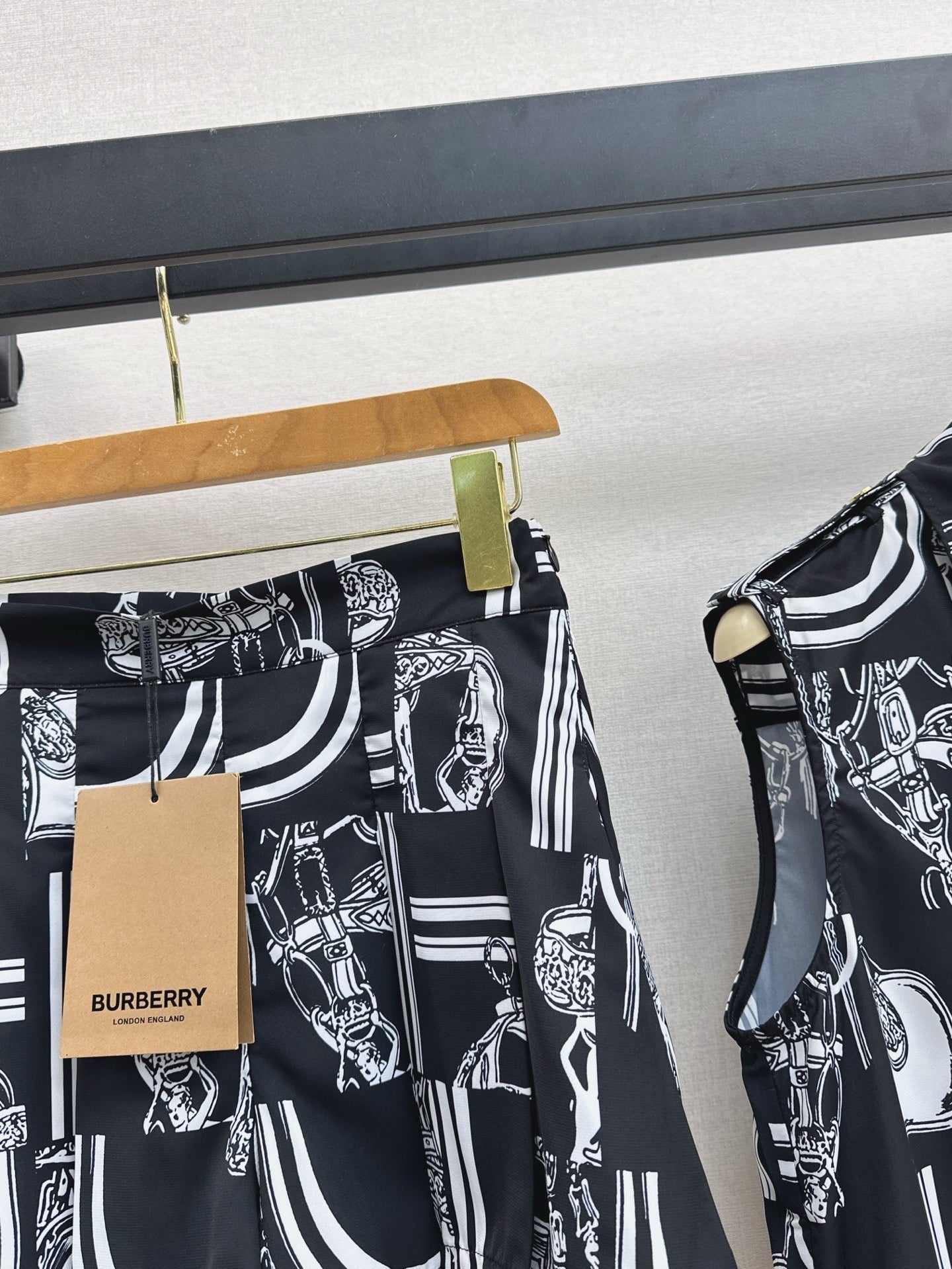 Bur* 25ss printed sleeveless shirt and skirt suit