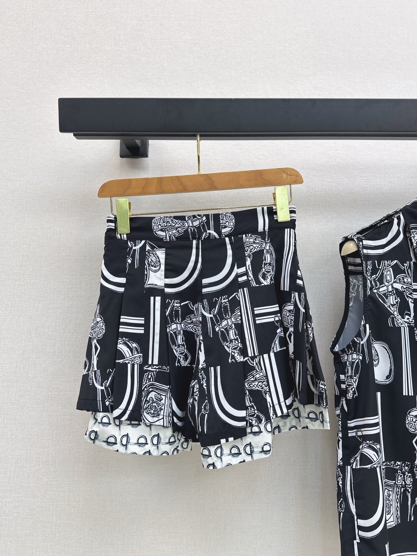 Bur* 25ss printed sleeveless shirt and skirt suit