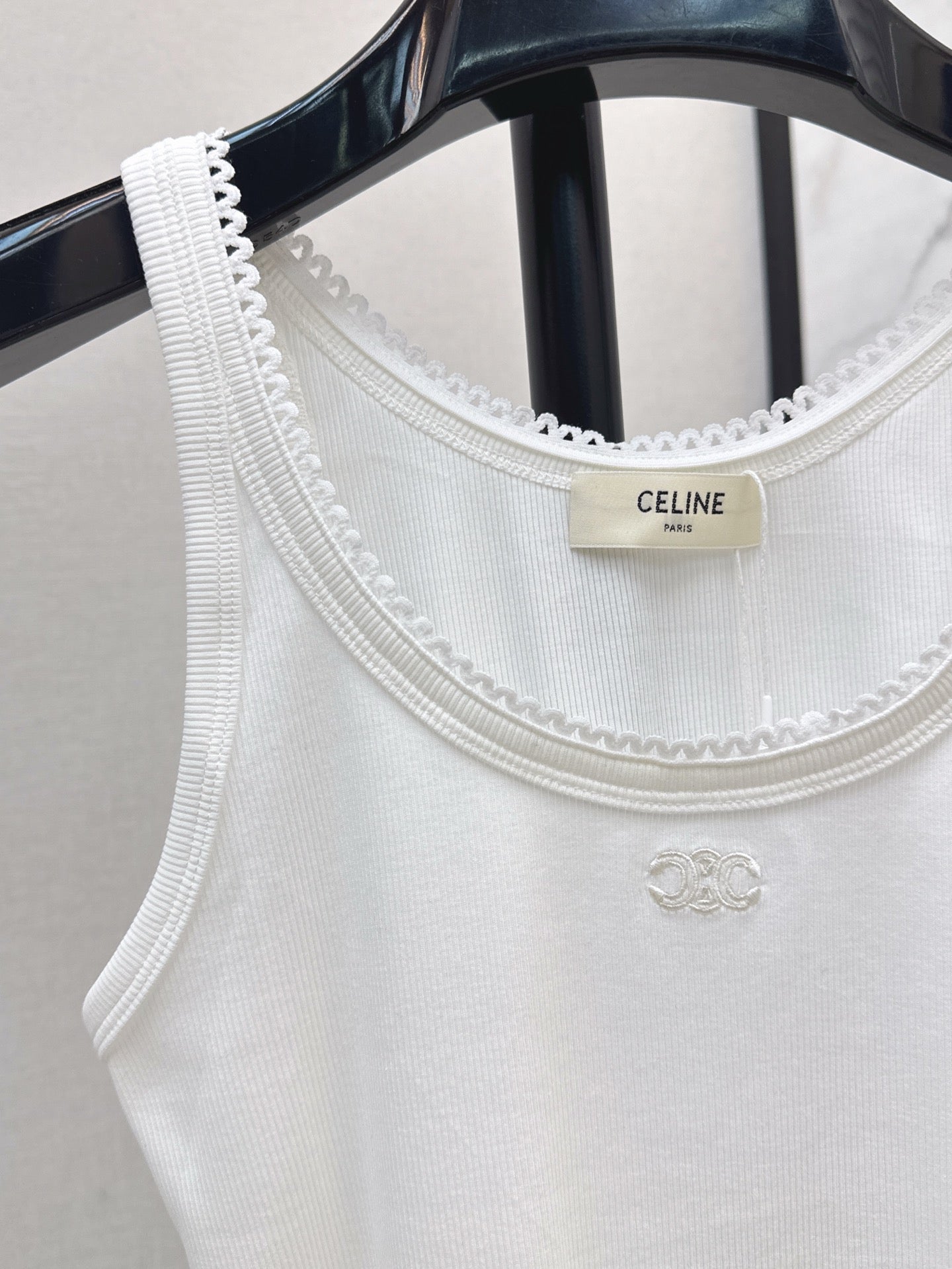 Cel* 25ss lace trim cotton vest