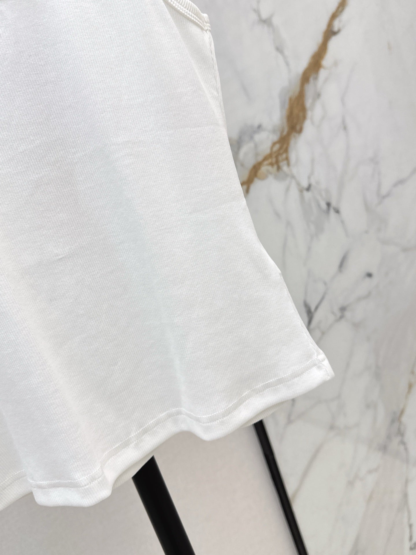 Cel* 25ss lace trim cotton vest