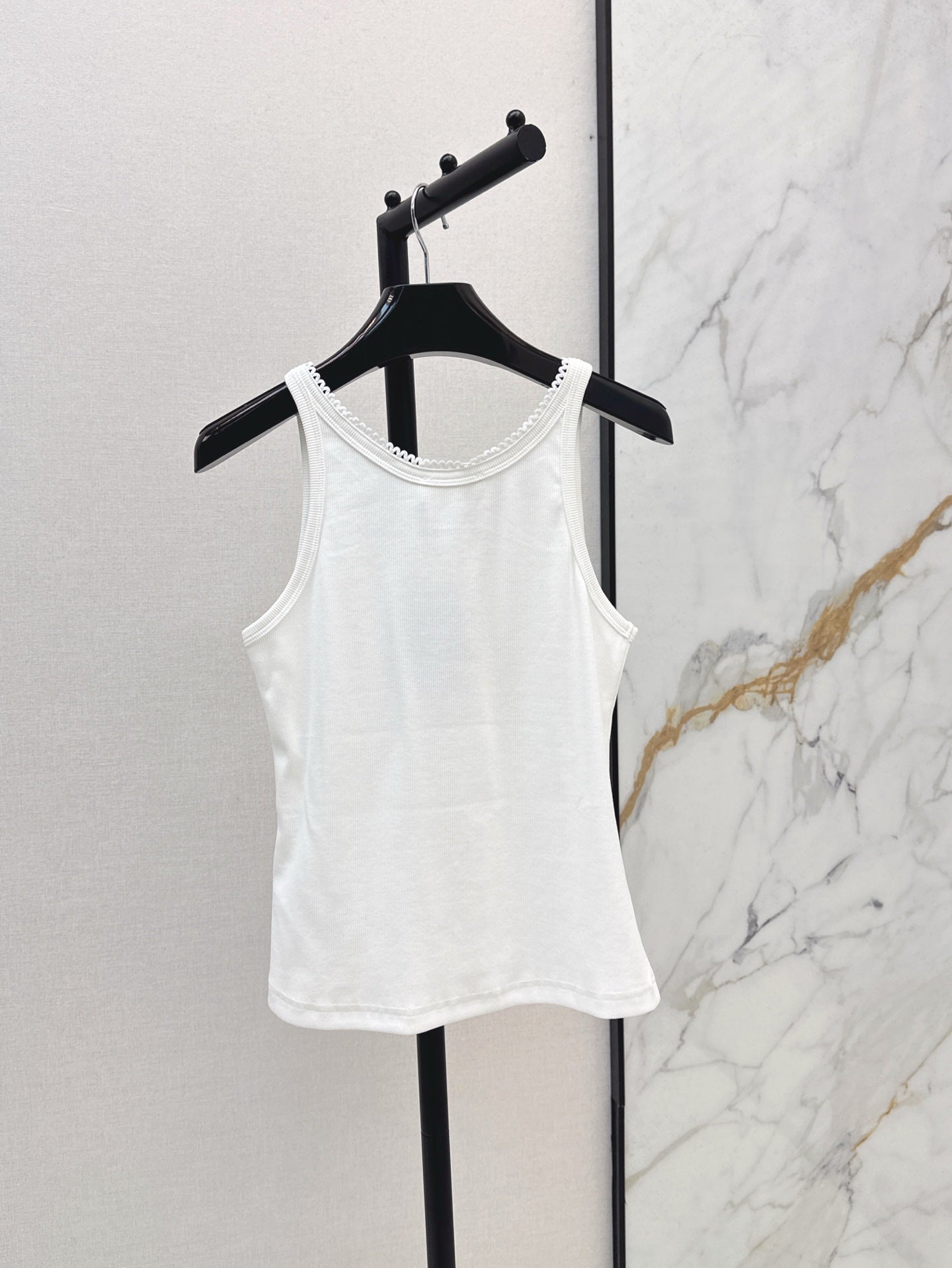 Cel* 25ss lace trim cotton vest
