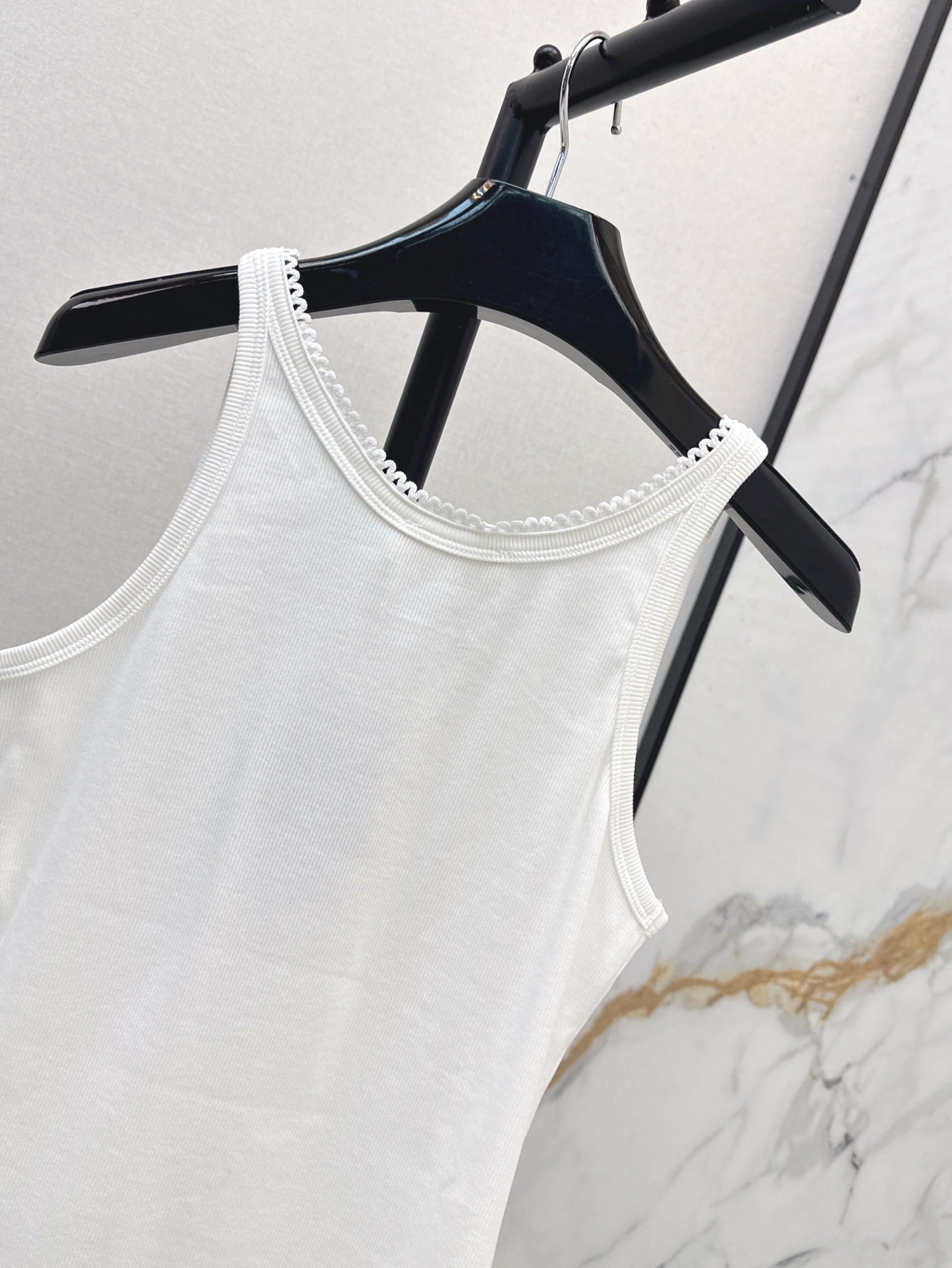 Cel* 25ss lace trim cotton vest