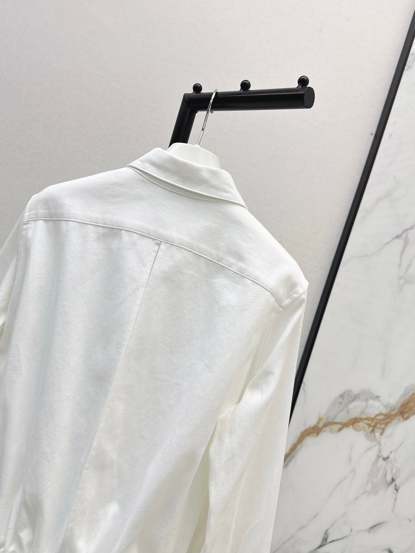 Loe* 25ss split back denim shirt