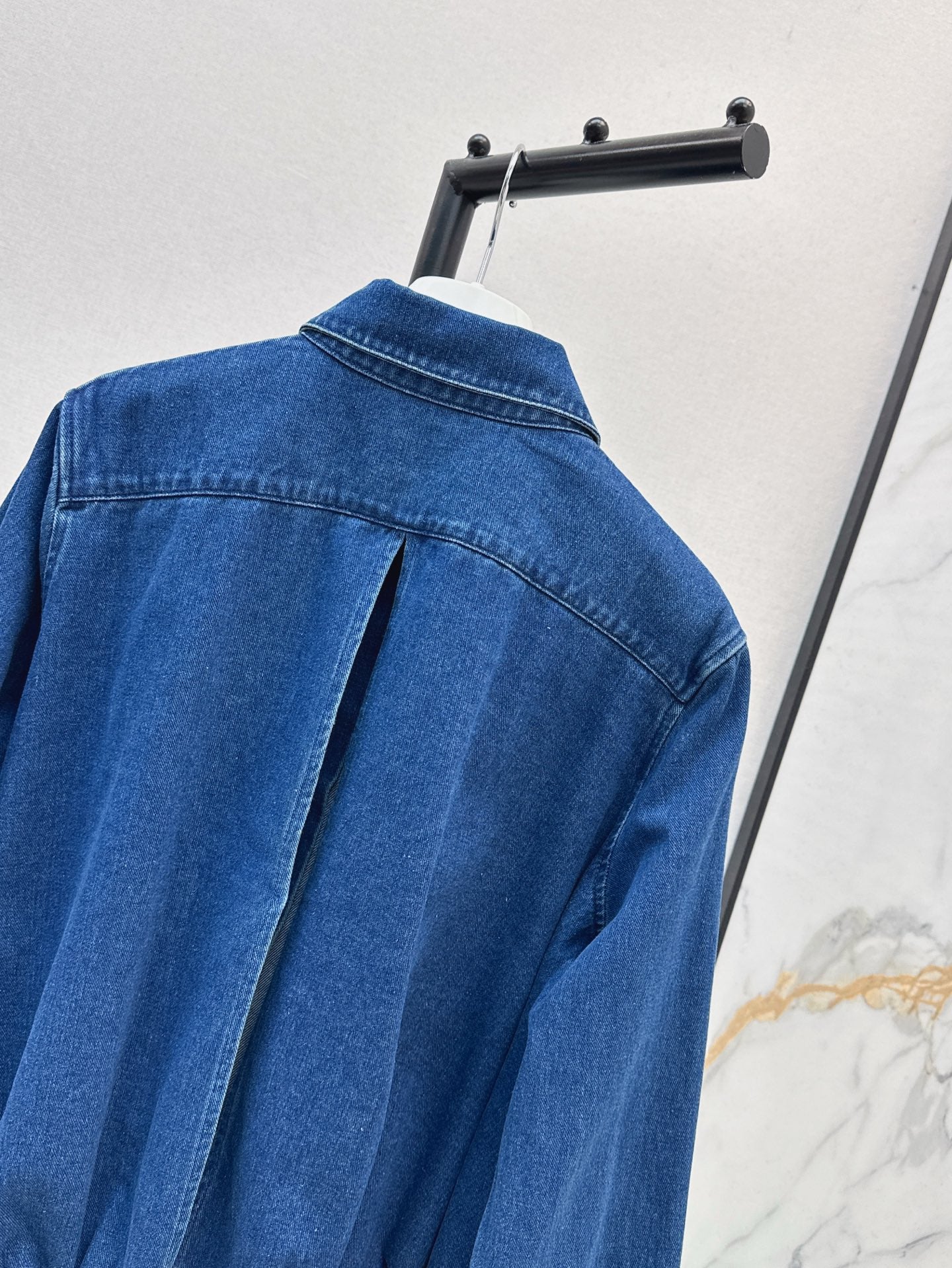 Loe* 25ss split back denim shirt