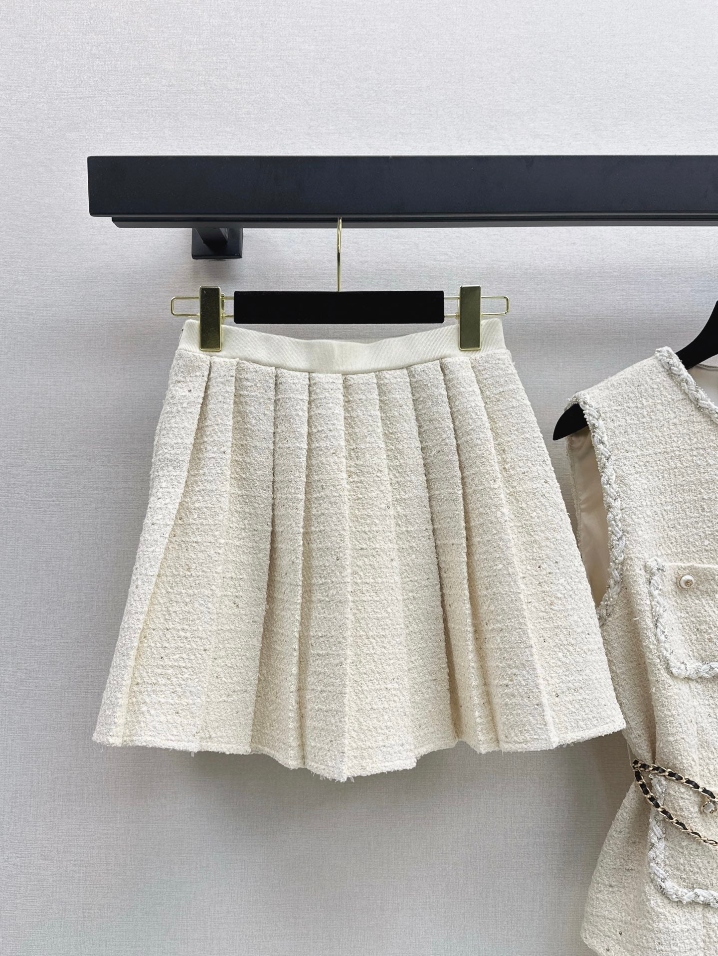 C*nel 25ss sleeveless braided vest and pleated skirt suit