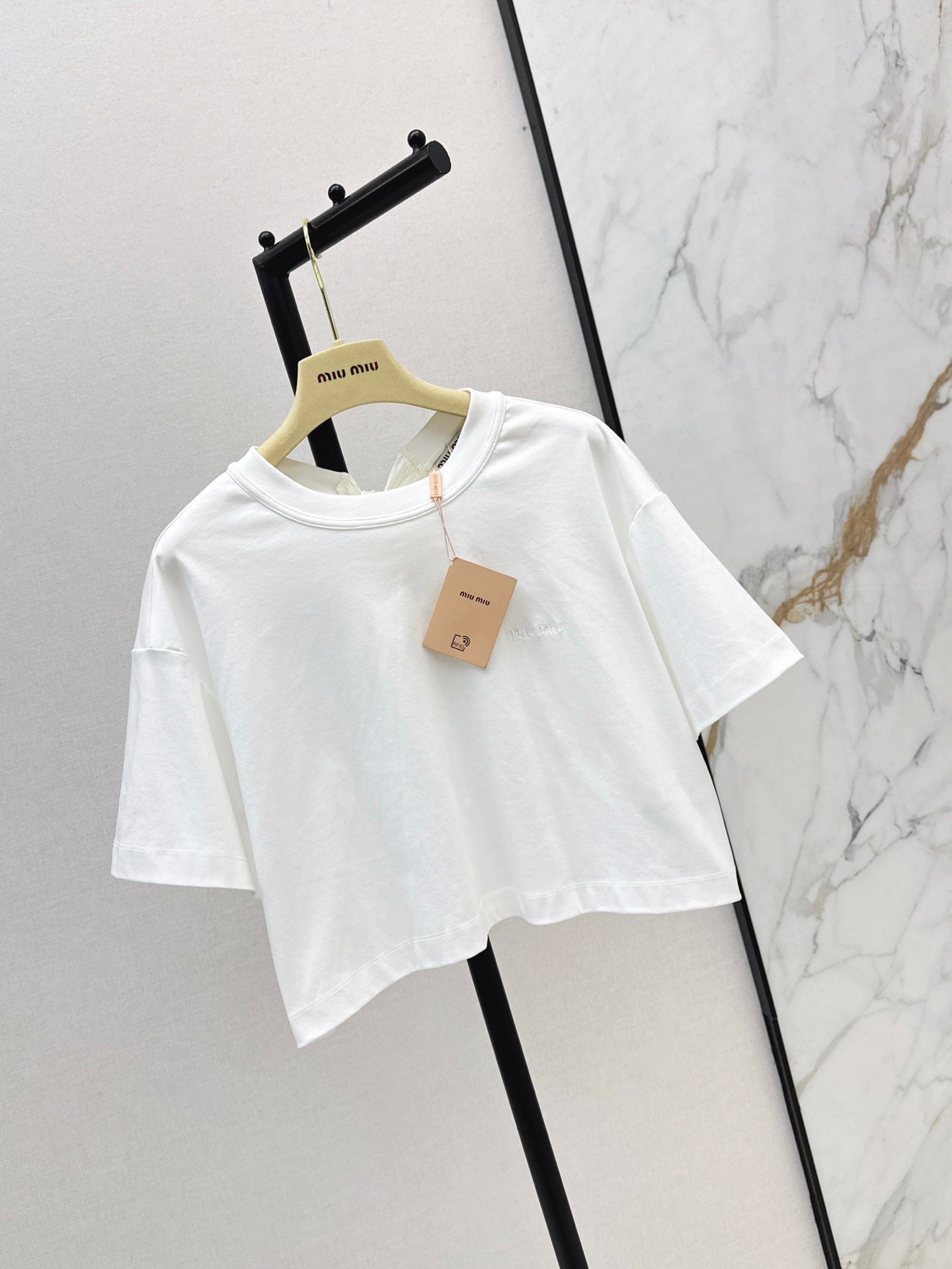 M*u 25ss ribbon back cropped t-shirt