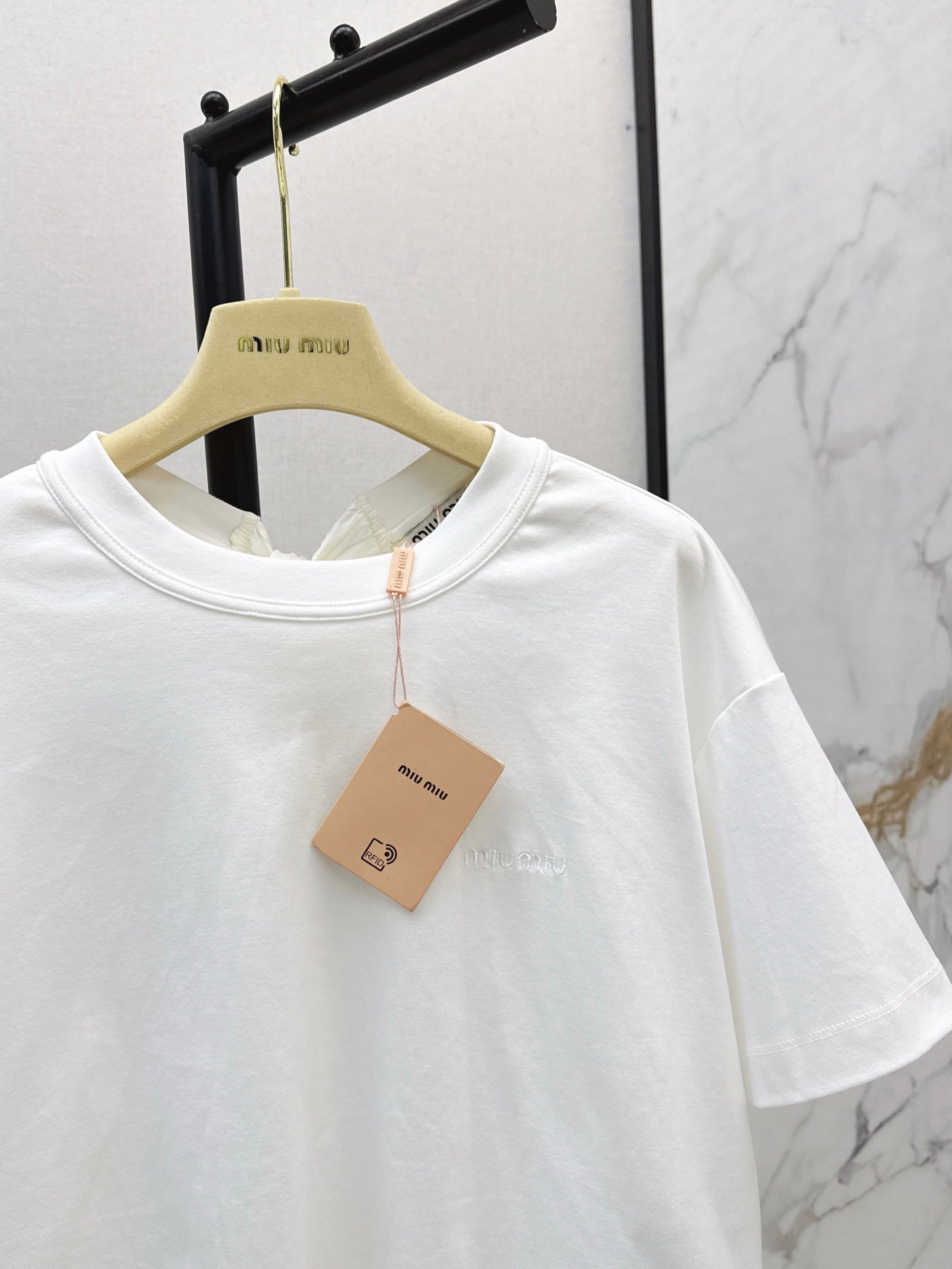 M*u 25ss ribbon back cropped t-shirt