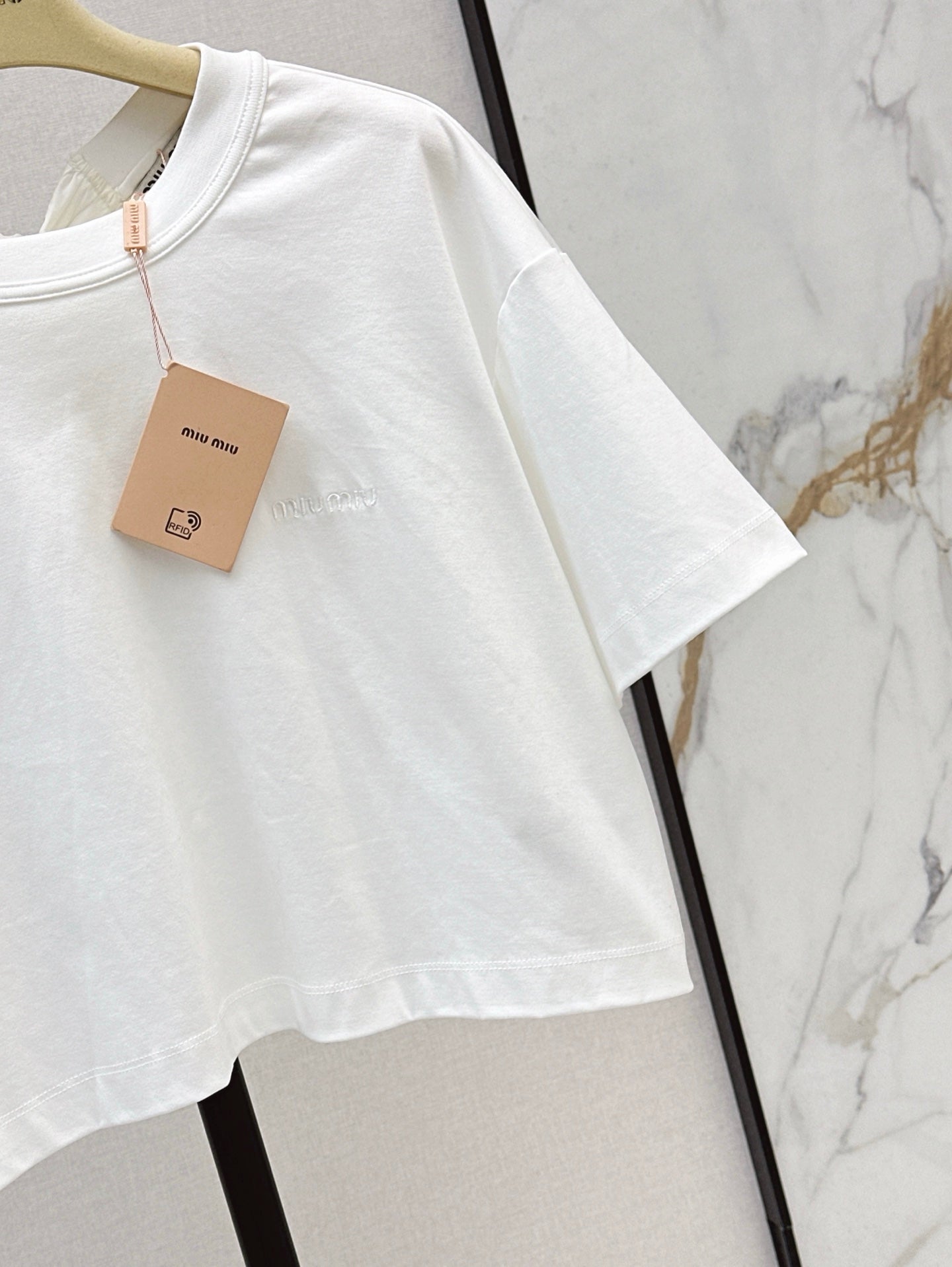 M*u 25ss ribbon back cropped t-shirt