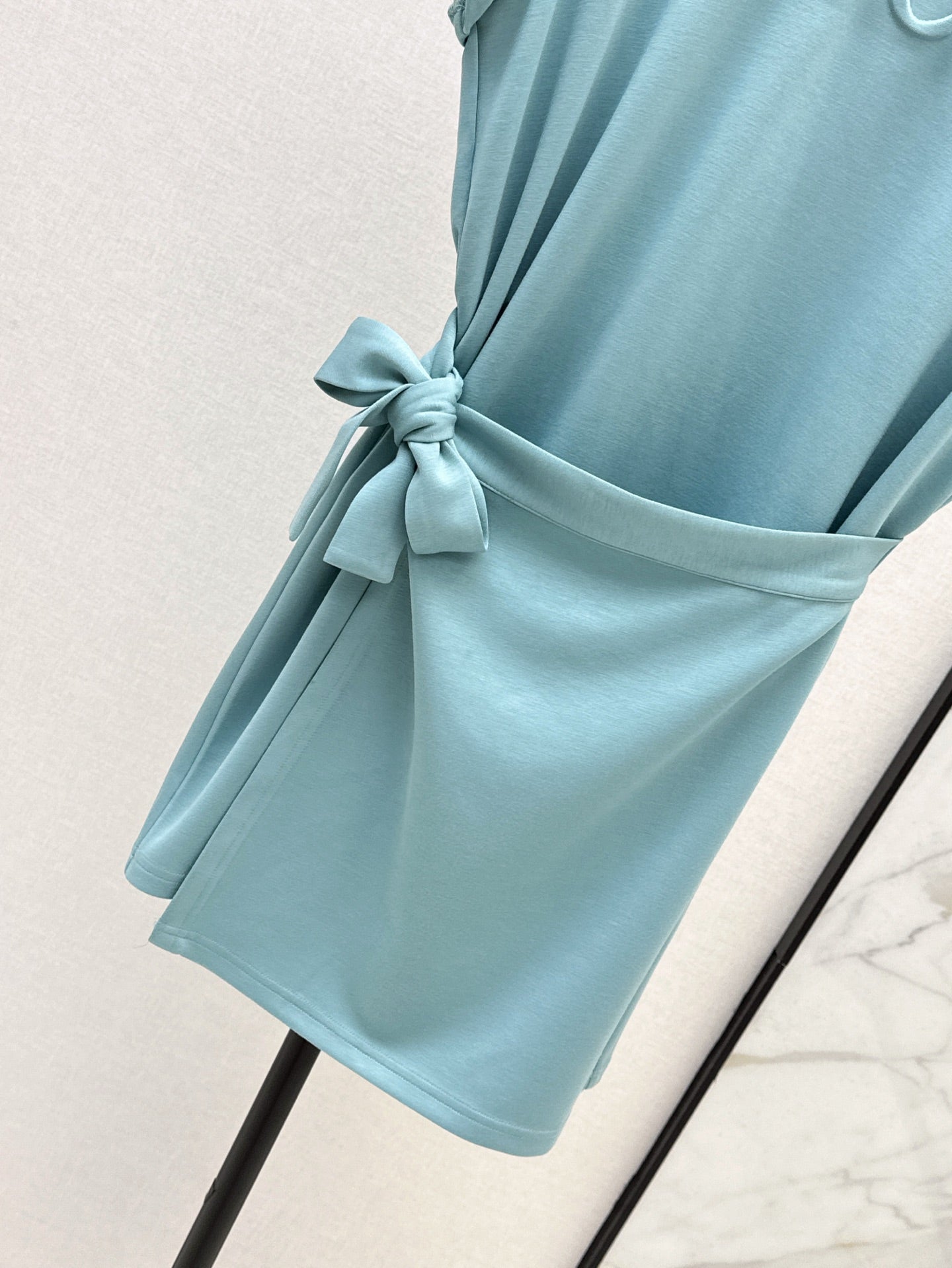 Gu* 25ss tied belt embossed minidress