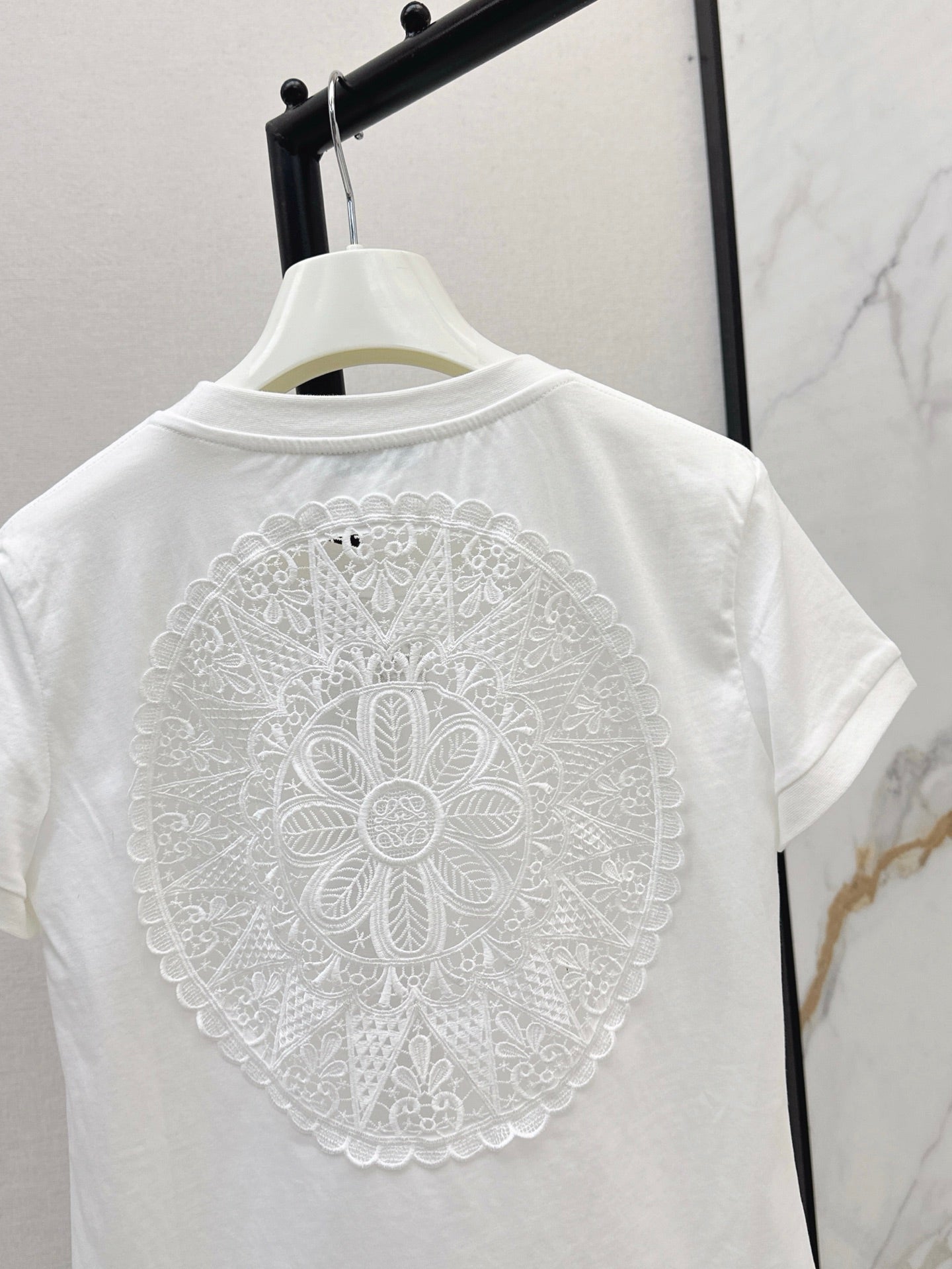 Loe* 25ss lace back cotton t-shirt