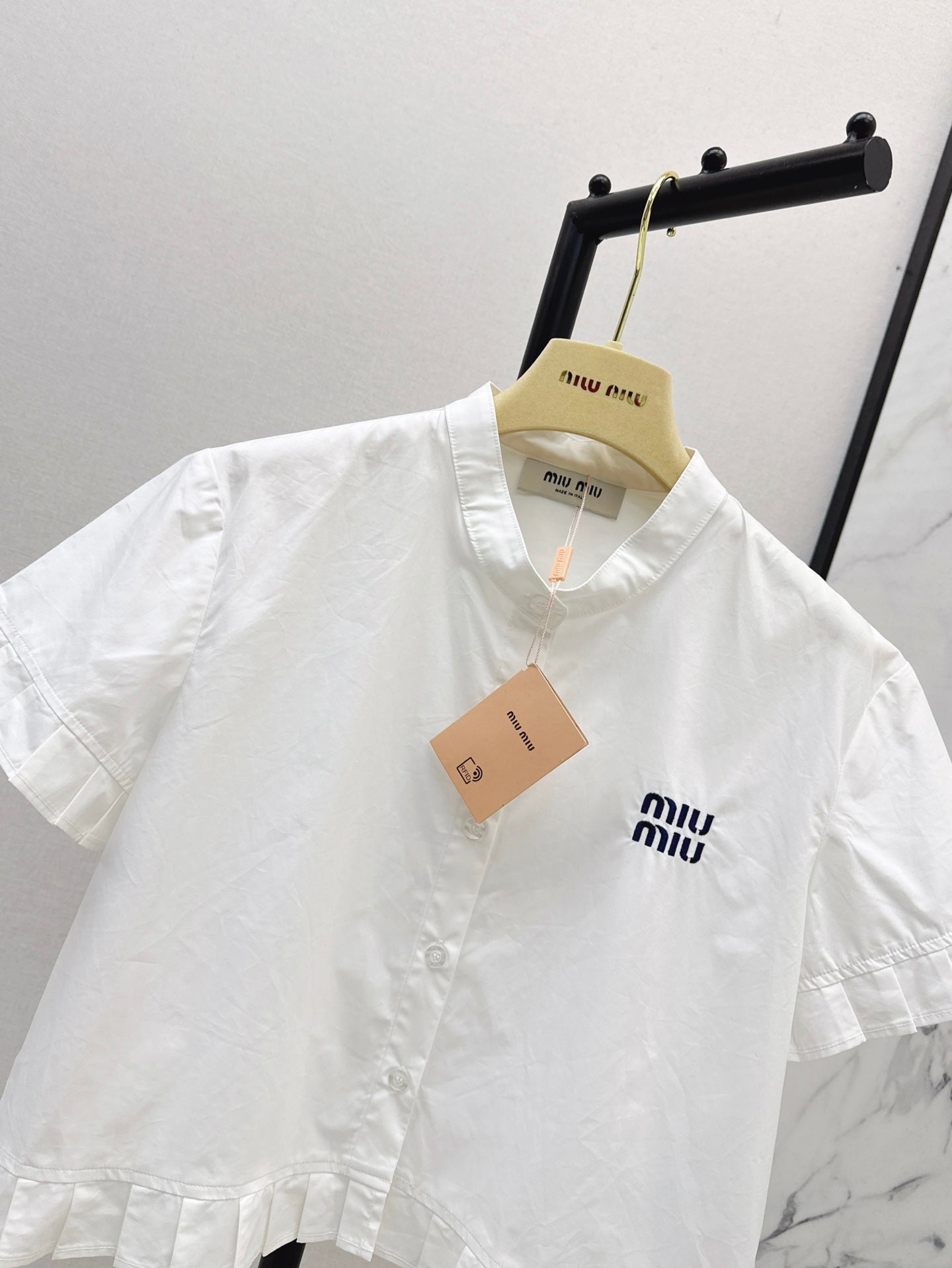 M*u 25ss pleated crop cotton shirt