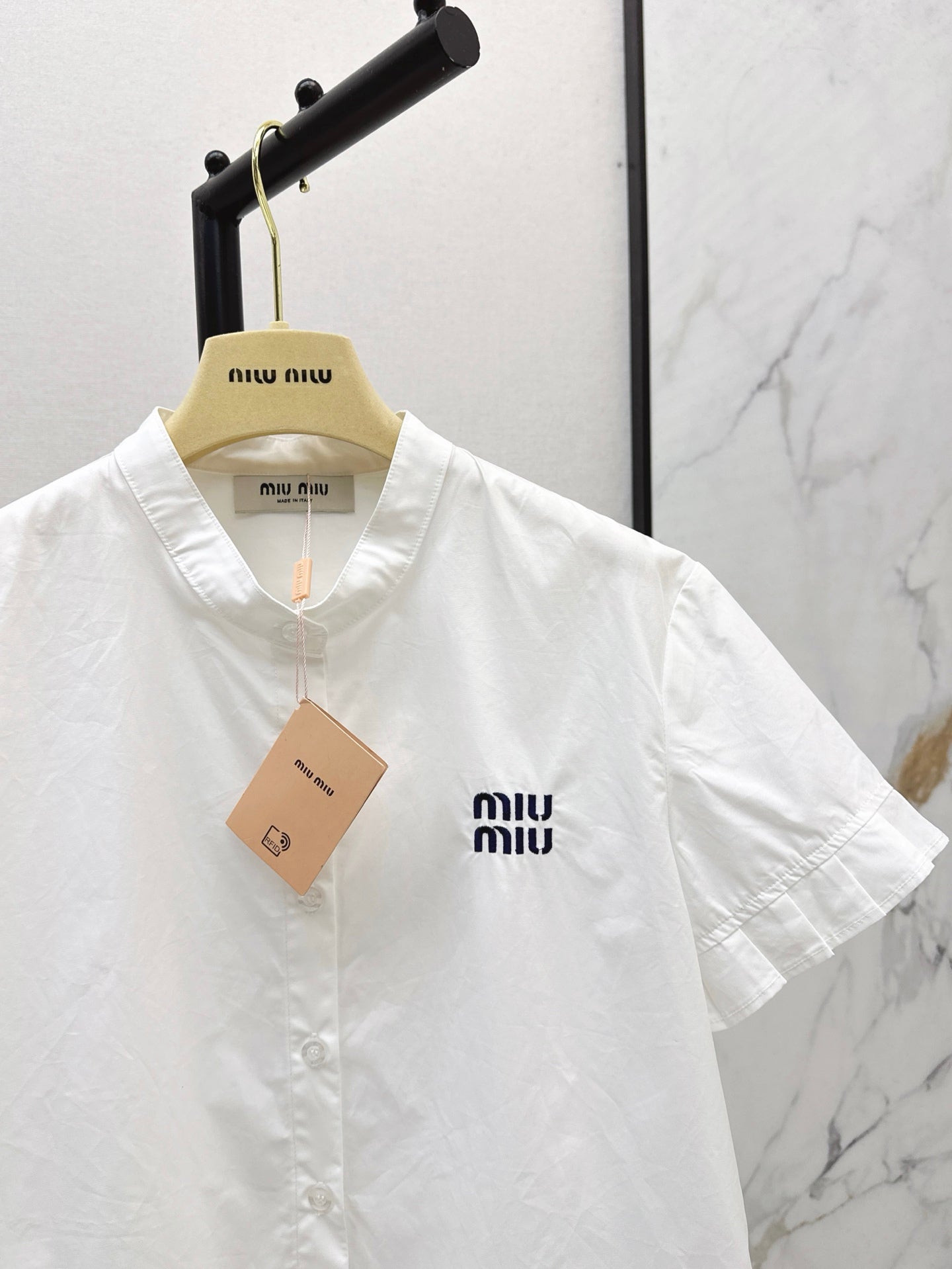 M*u 25ss pleated crop cotton shirt