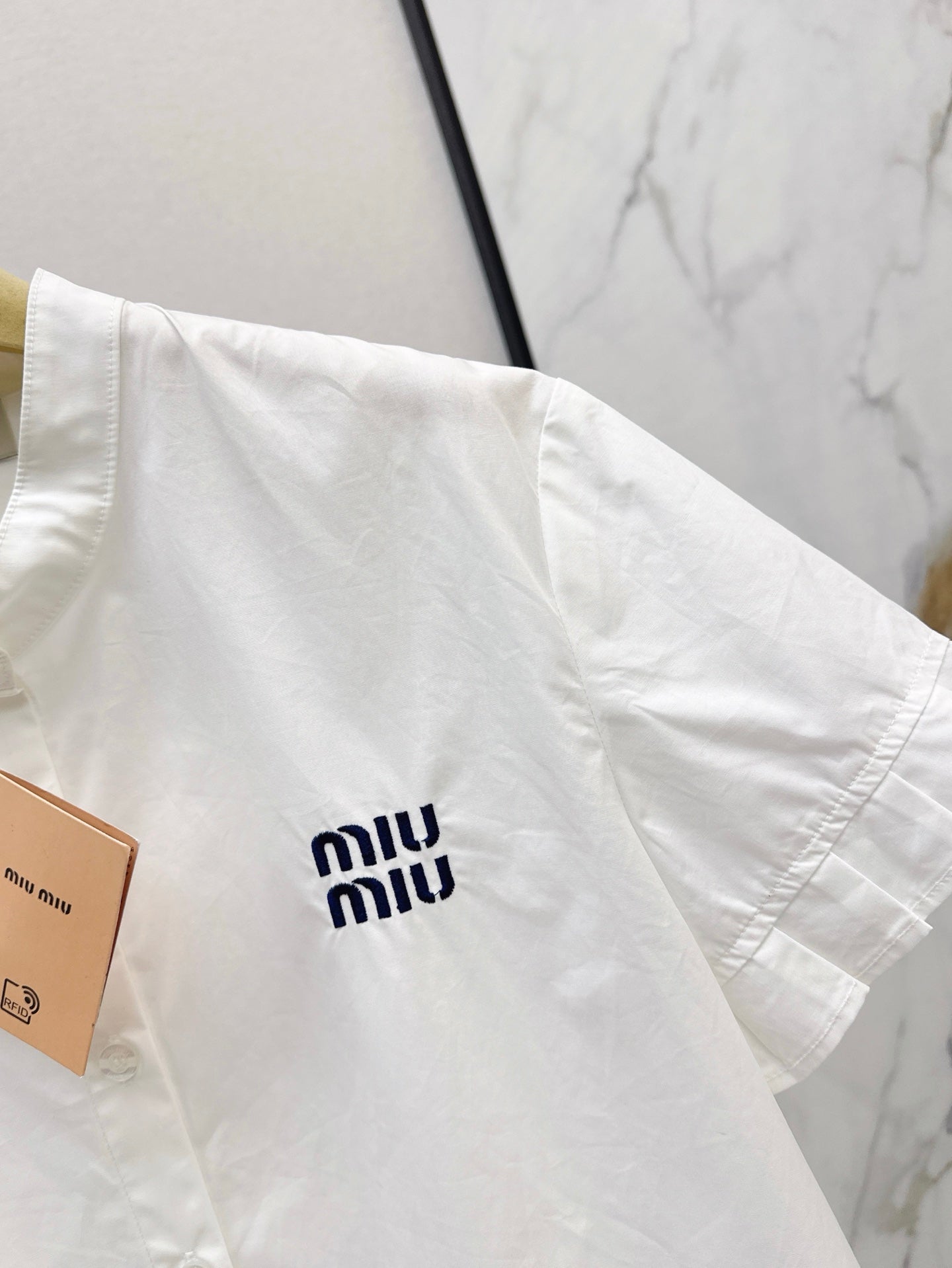 M*u 25ss pleated crop cotton shirt