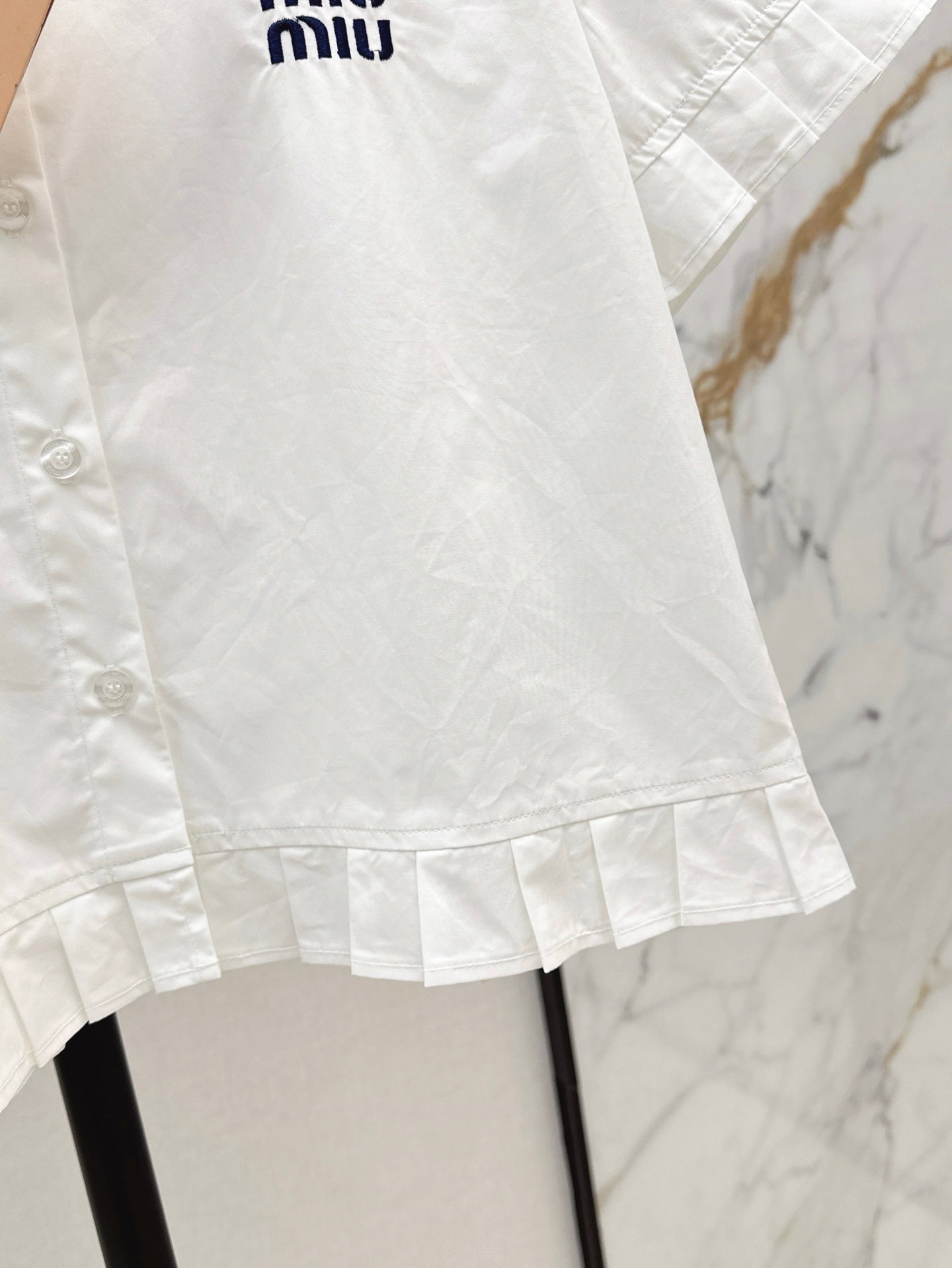 M*u 25ss pleated crop cotton shirt