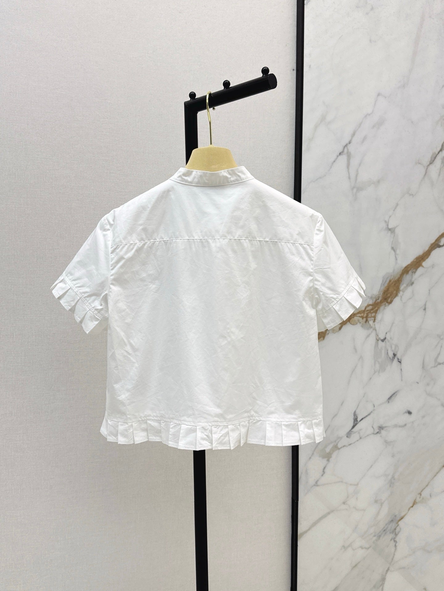M*u 25ss pleated crop cotton shirt