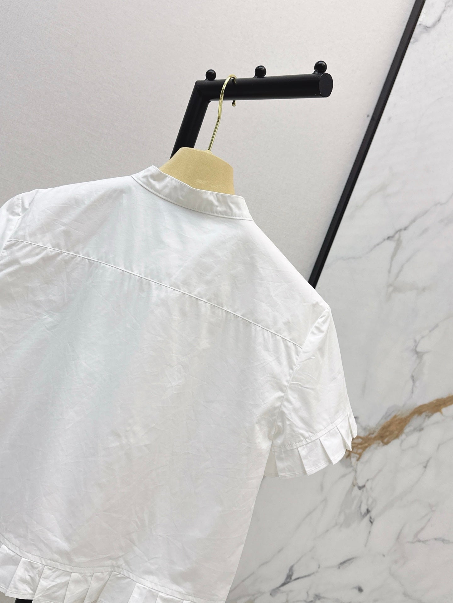 M*u 25ss pleated crop cotton shirt