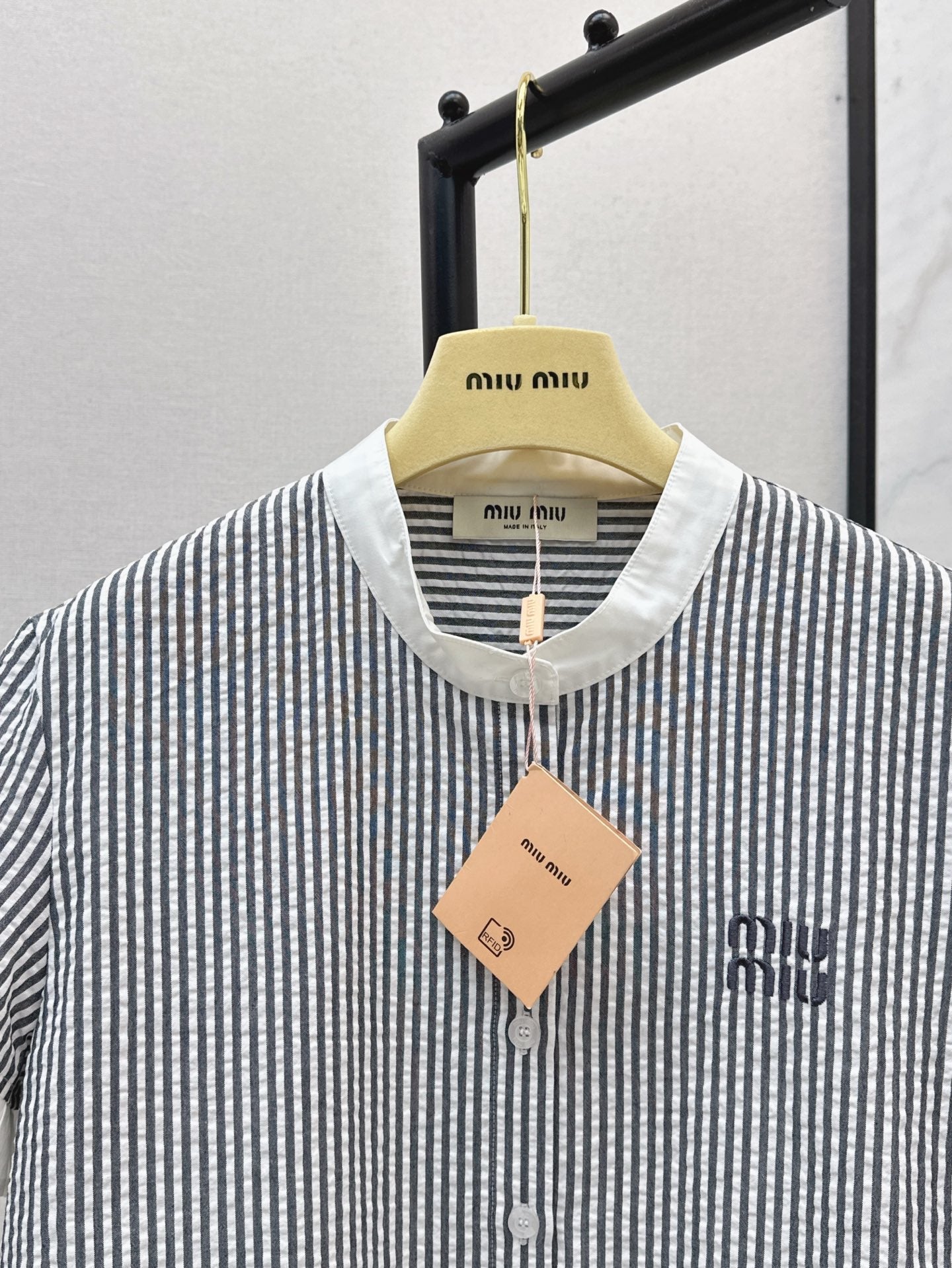 M*u 25ss striped crop pleated shirt