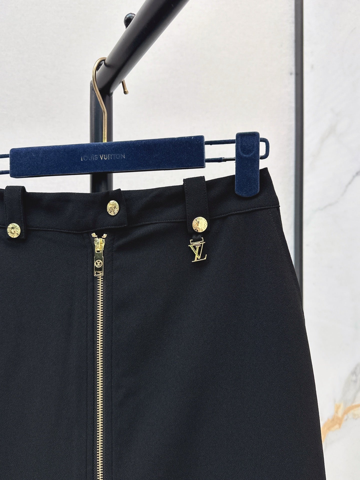 Loui* 25ss split back zipper skirt