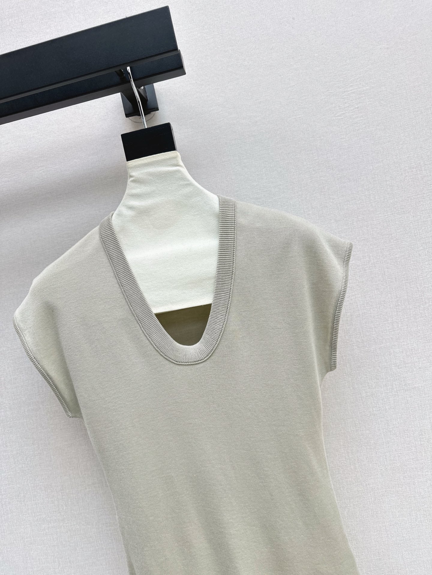 MaxM* 25ss U-neck knitted top