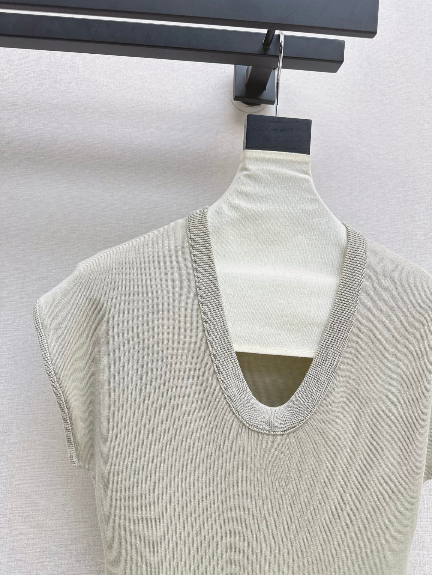 MaxM* 25ss U-neck knitted top