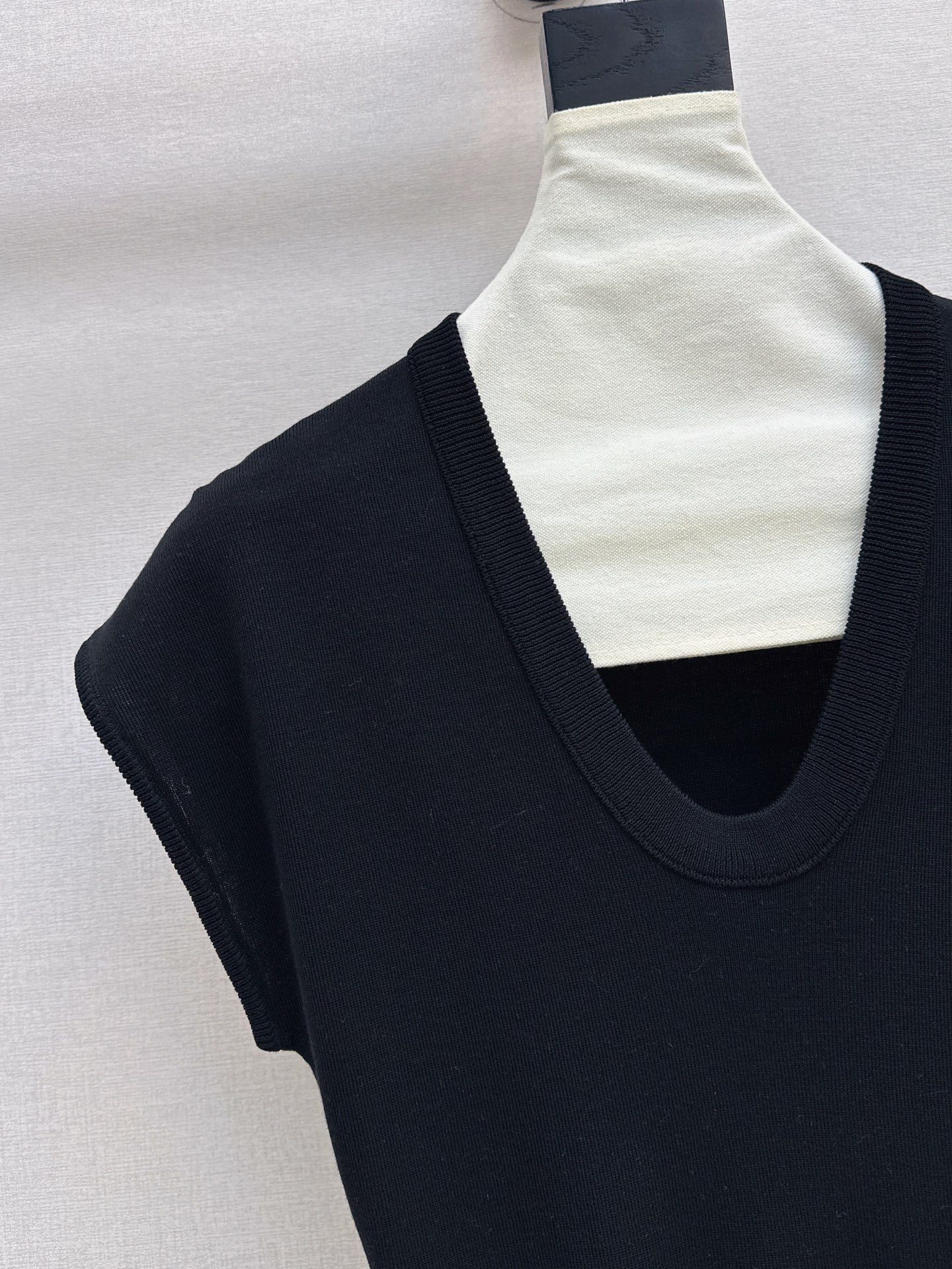 MaxM* 25ss U-neck knitted top