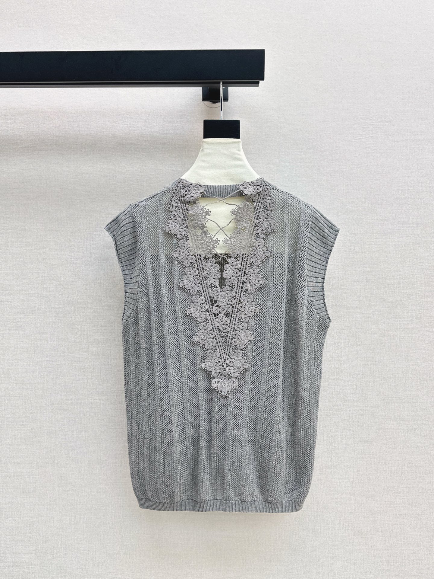 Cel* 25ss lace back sleeveless sweater