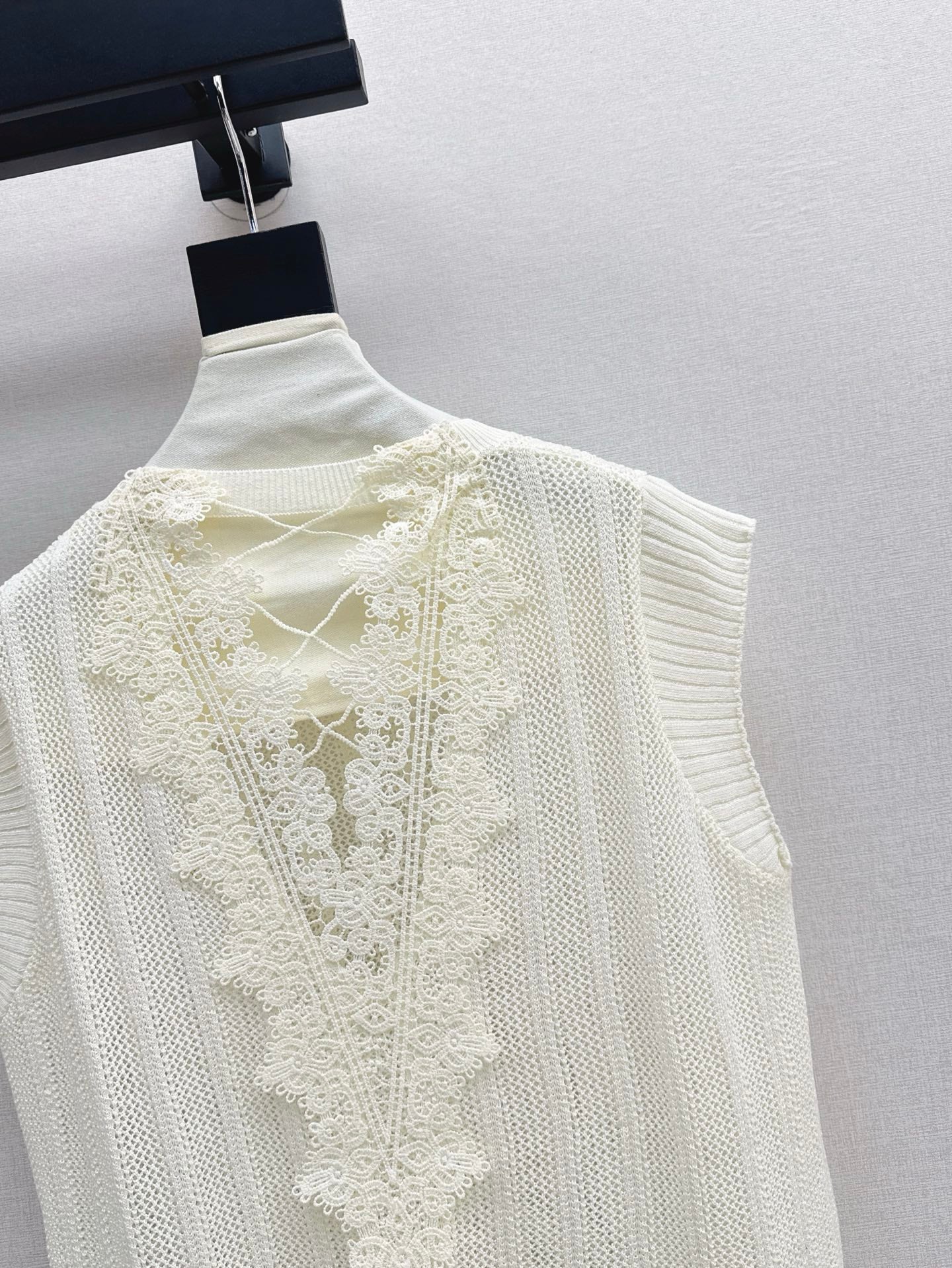 Cel* 25ss lace back sleeveless sweater
