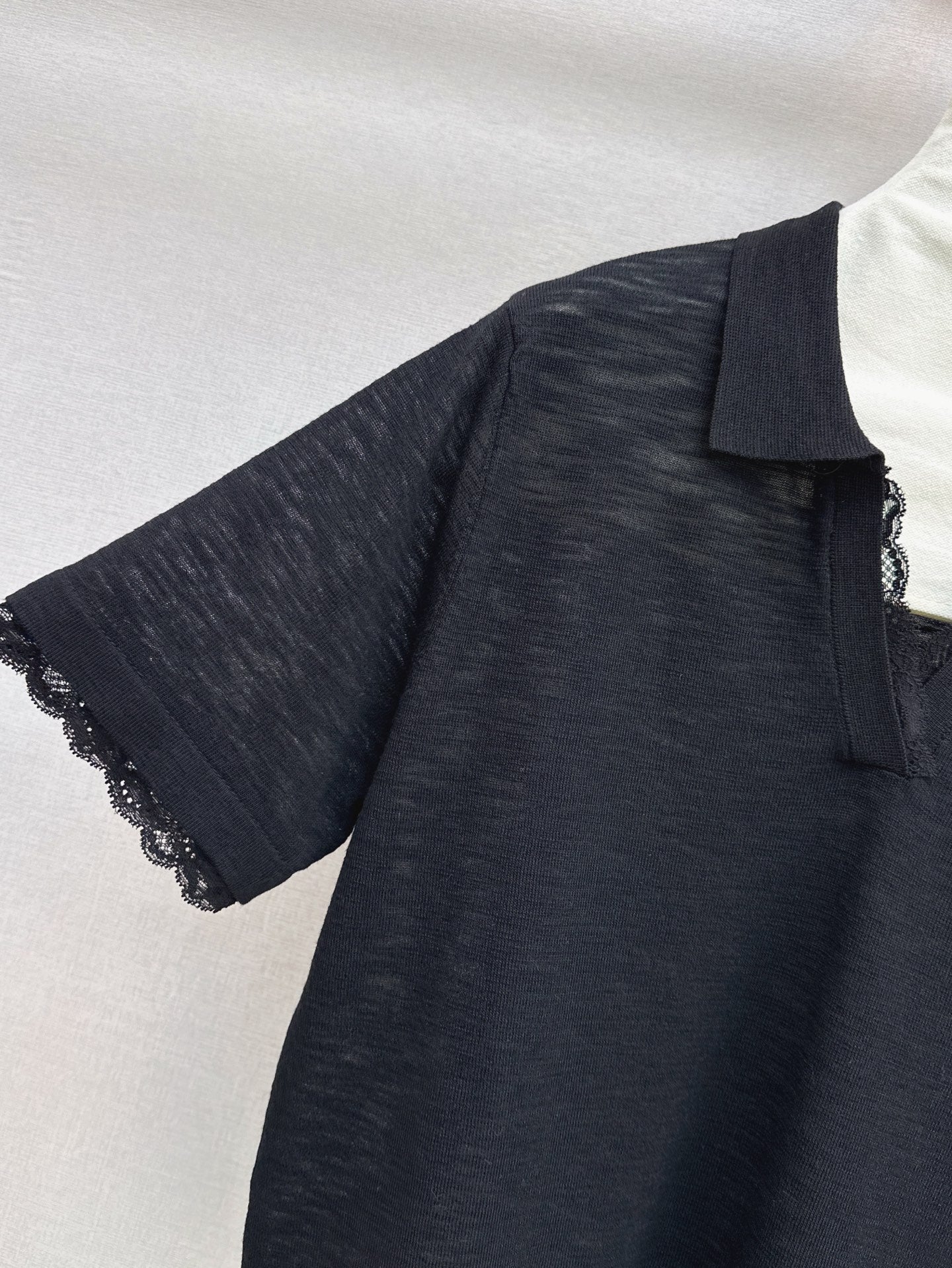 Cel* 25ss lace trim polo sweater