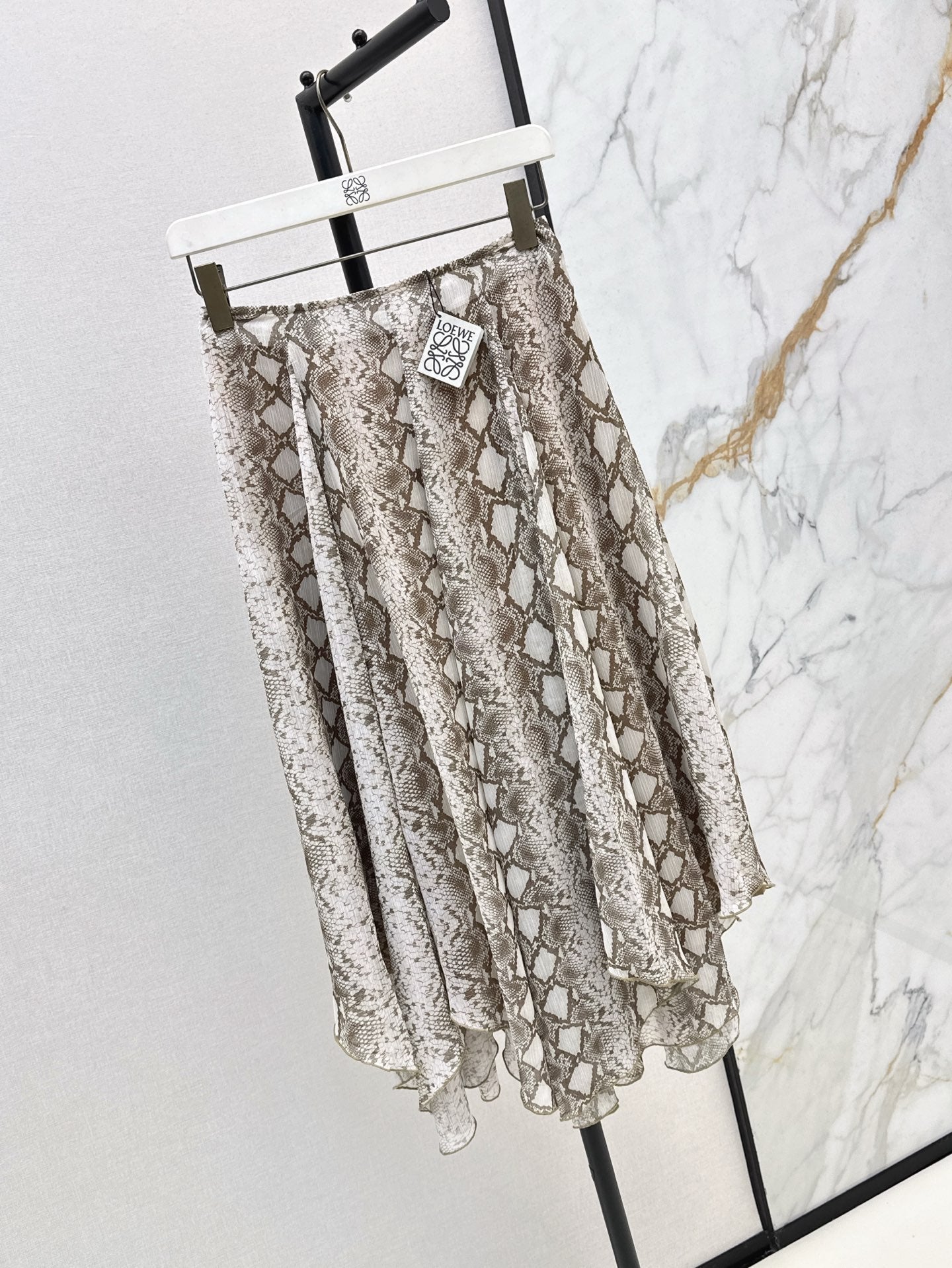 Loe* 25ss Asymmetric printed skirt