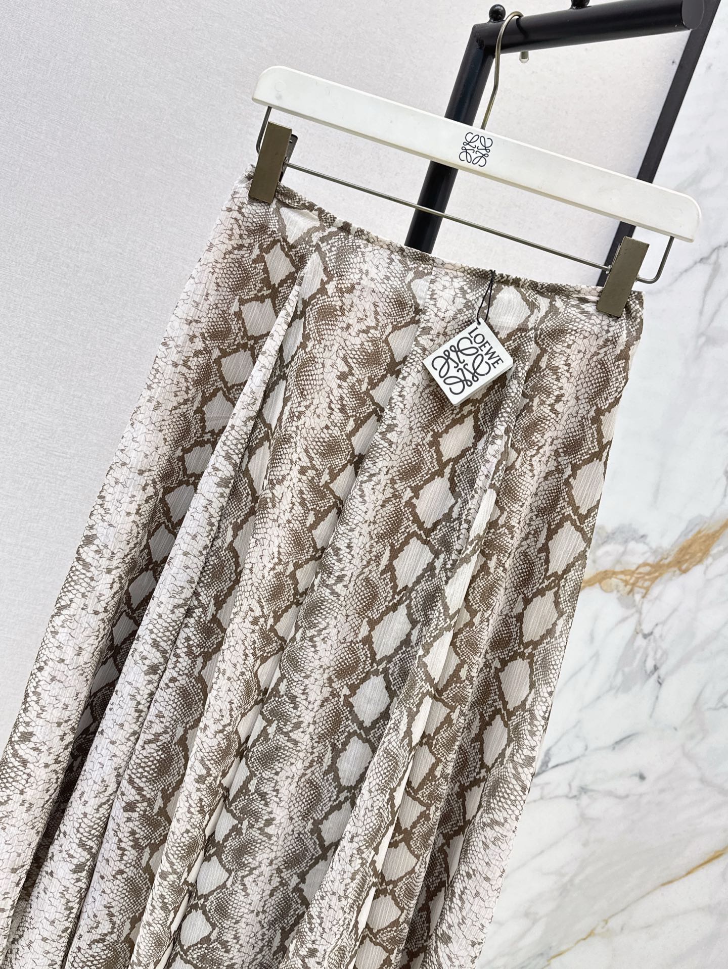 Loe* 25ss Asymmetric printed skirt