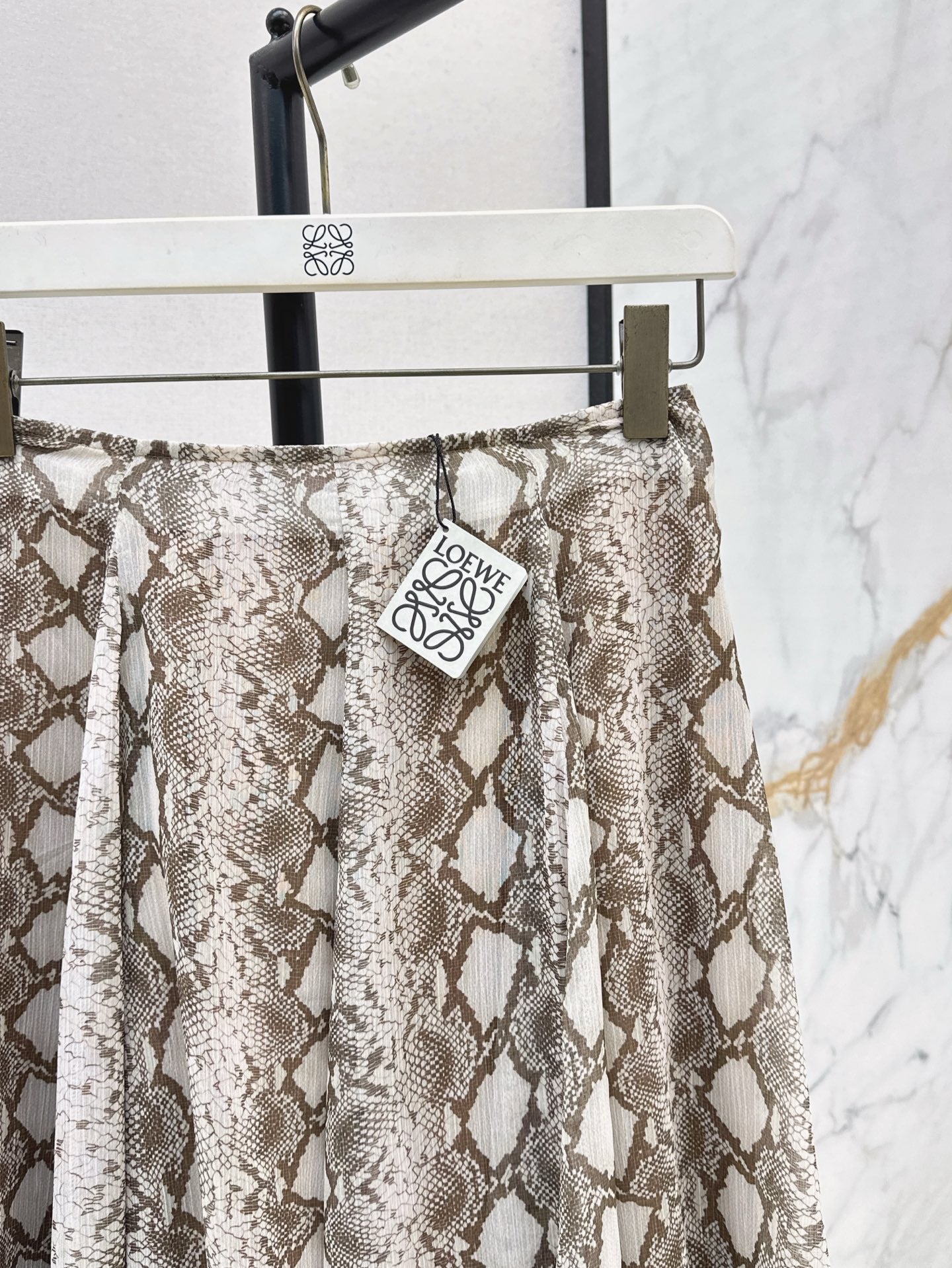 Loe* 25ss Asymmetric printed skirt