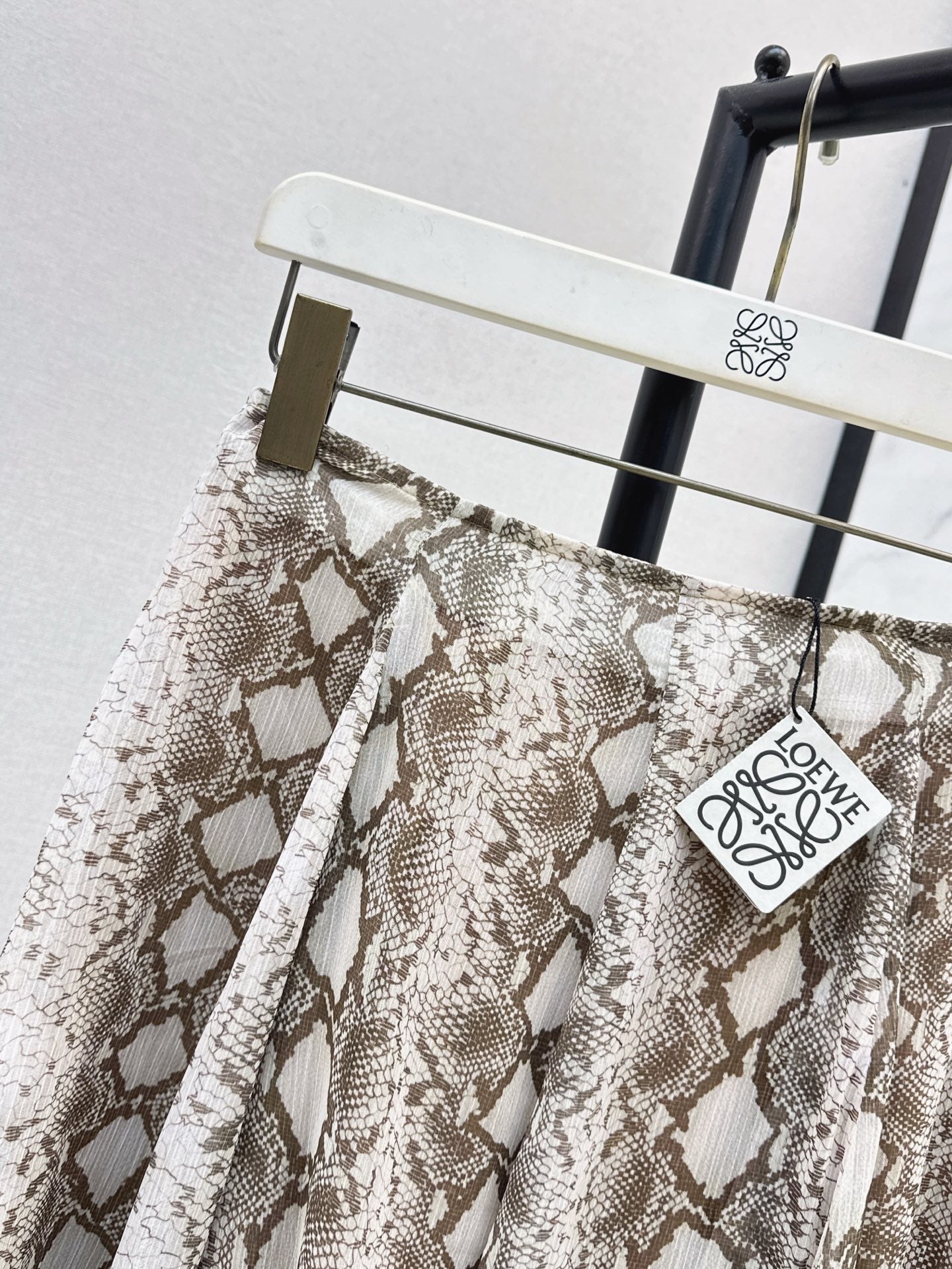 Loe* 25ss Asymmetric printed skirt