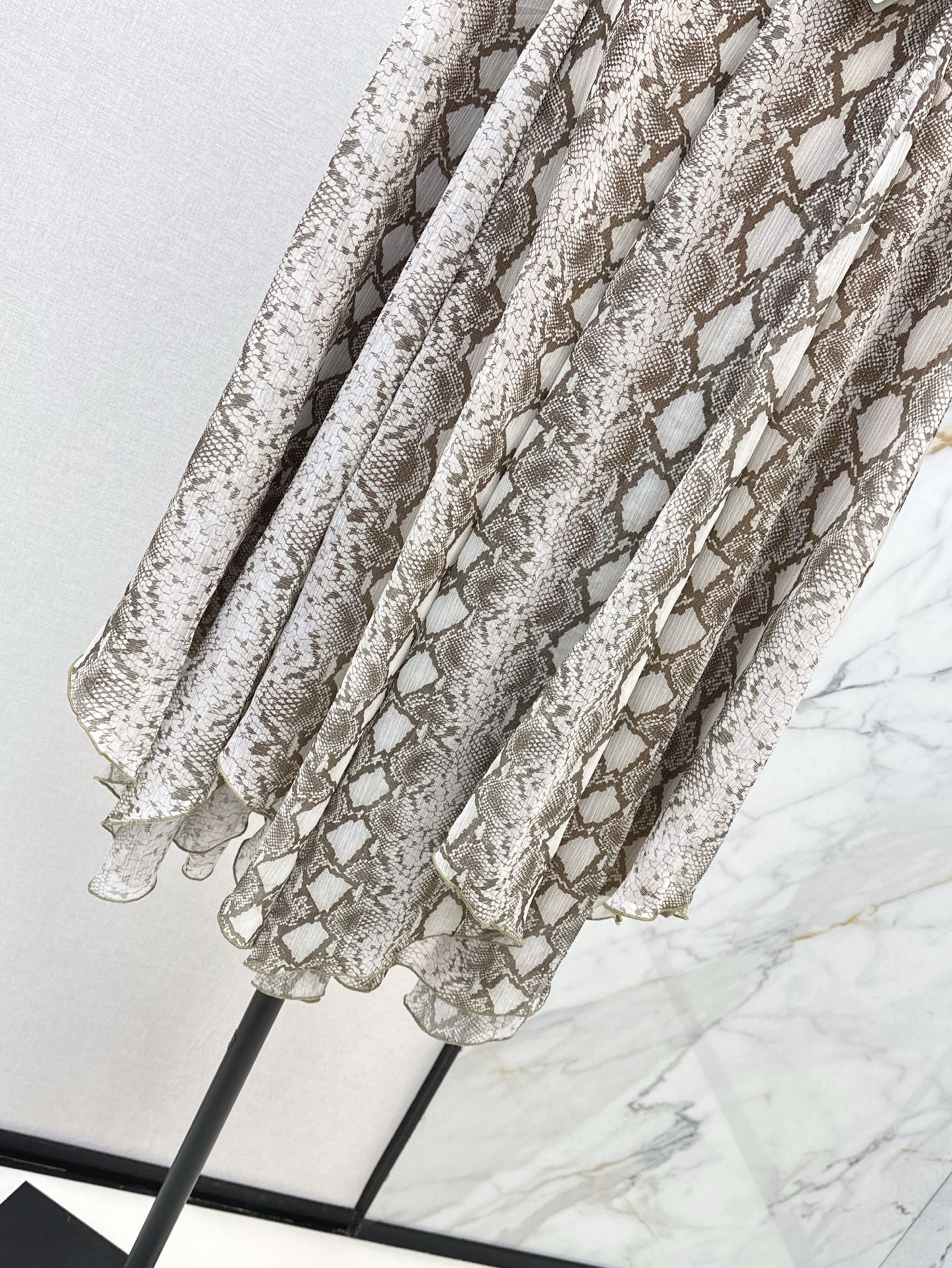 Loe* 25ss Asymmetric printed skirt