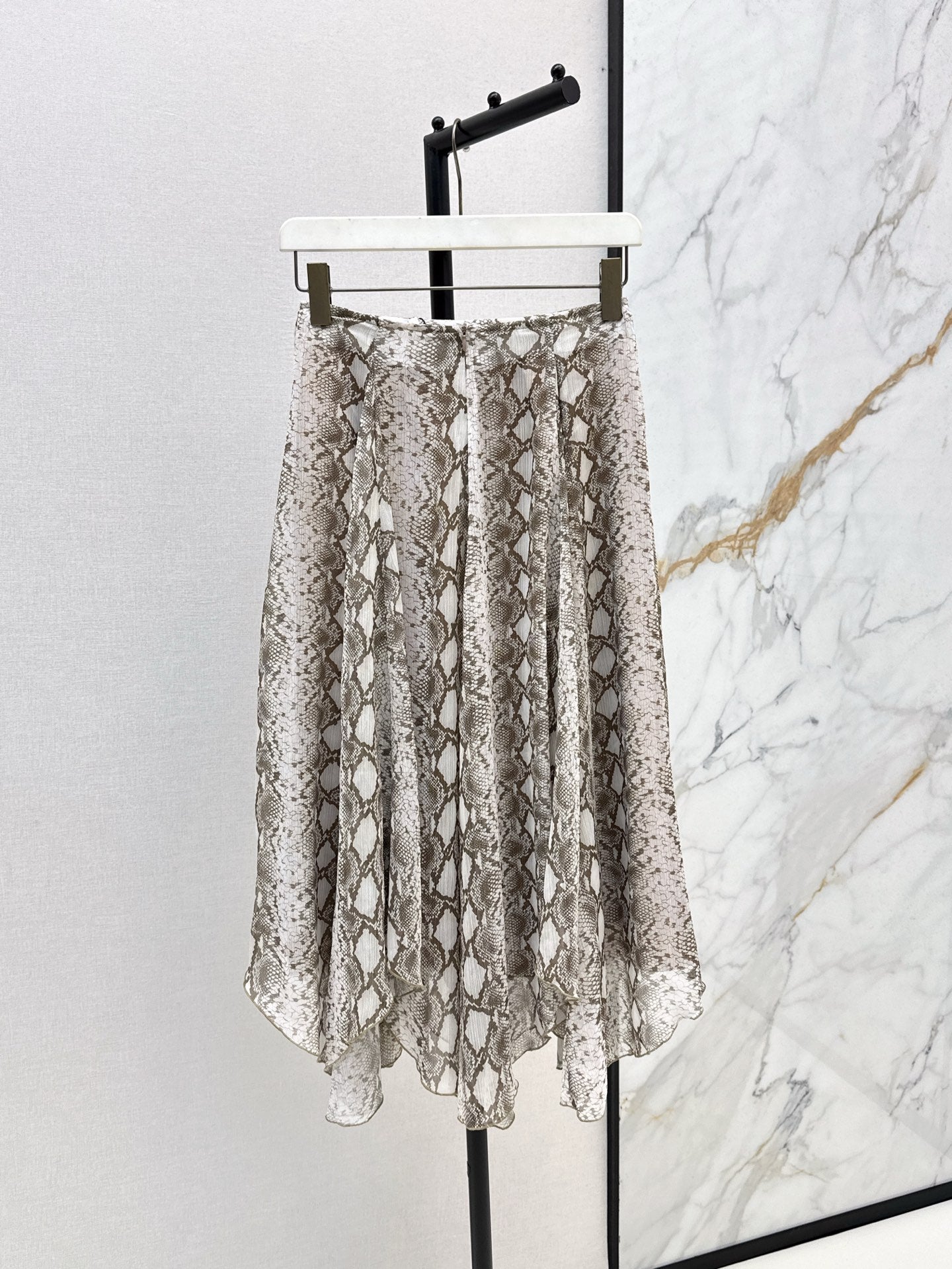 Loe* 25ss Asymmetric printed skirt