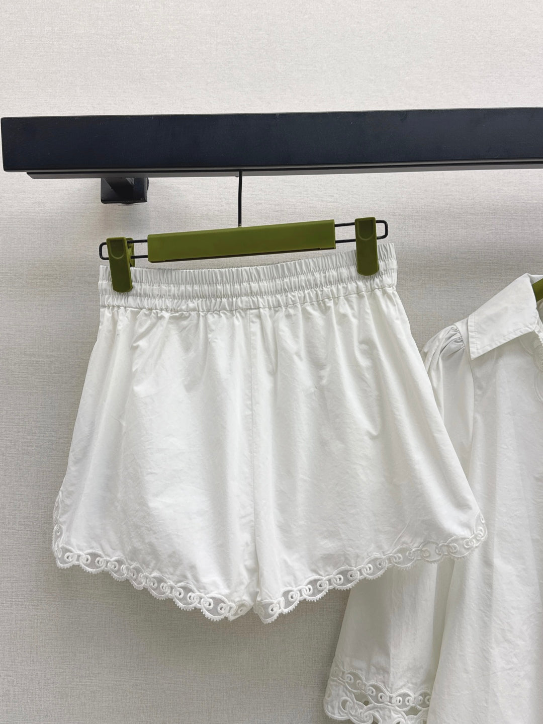 Gu* Lace trim shirt and shorts set