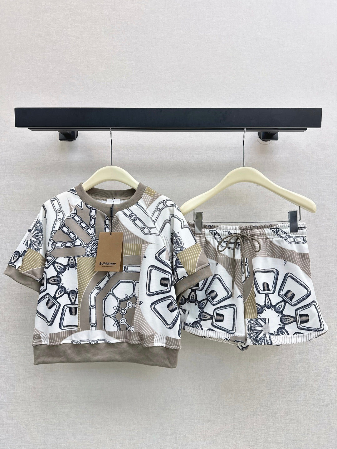 Bur* printed pullover and shorts set