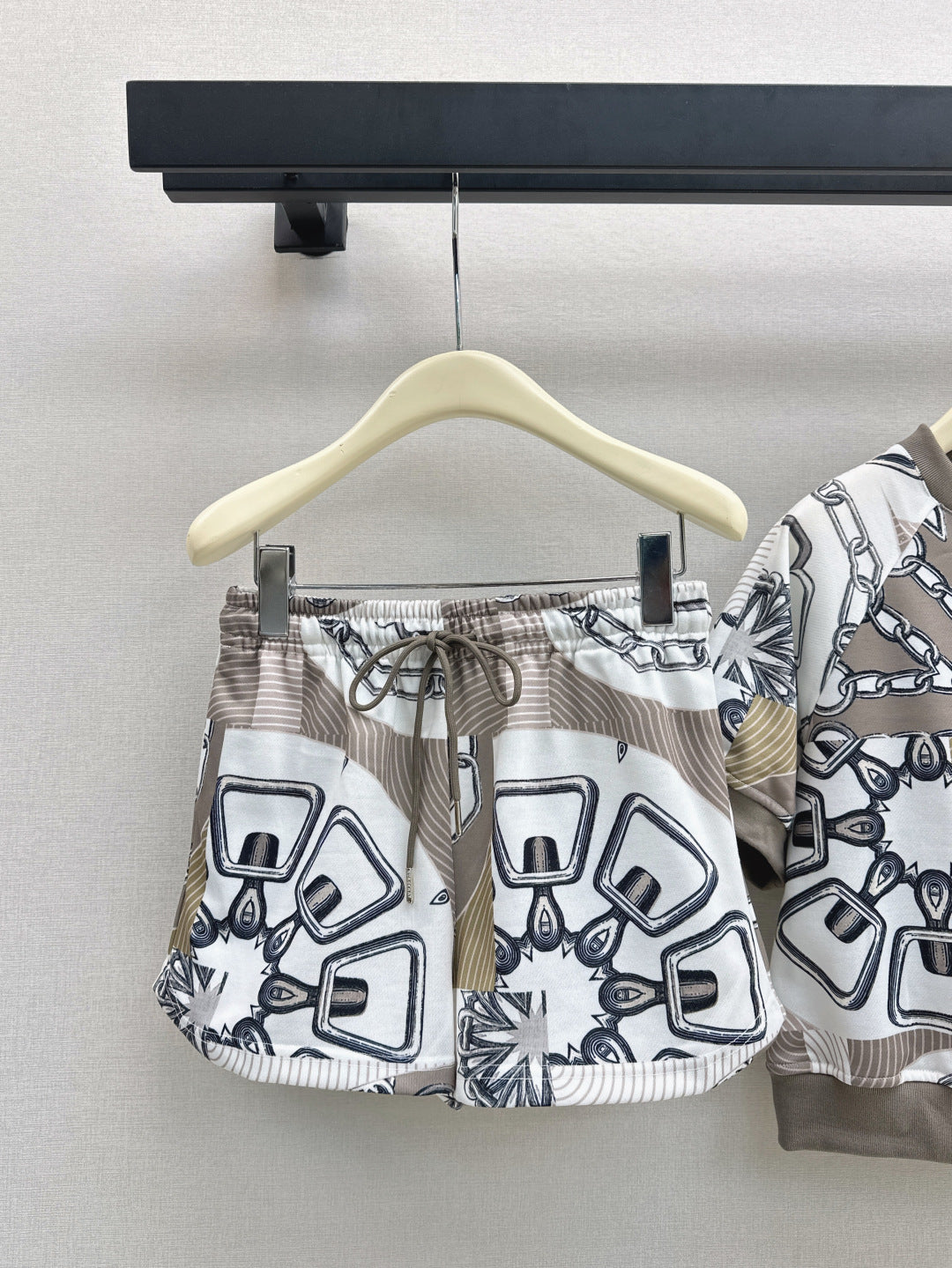Bur* printed pullover and shorts set