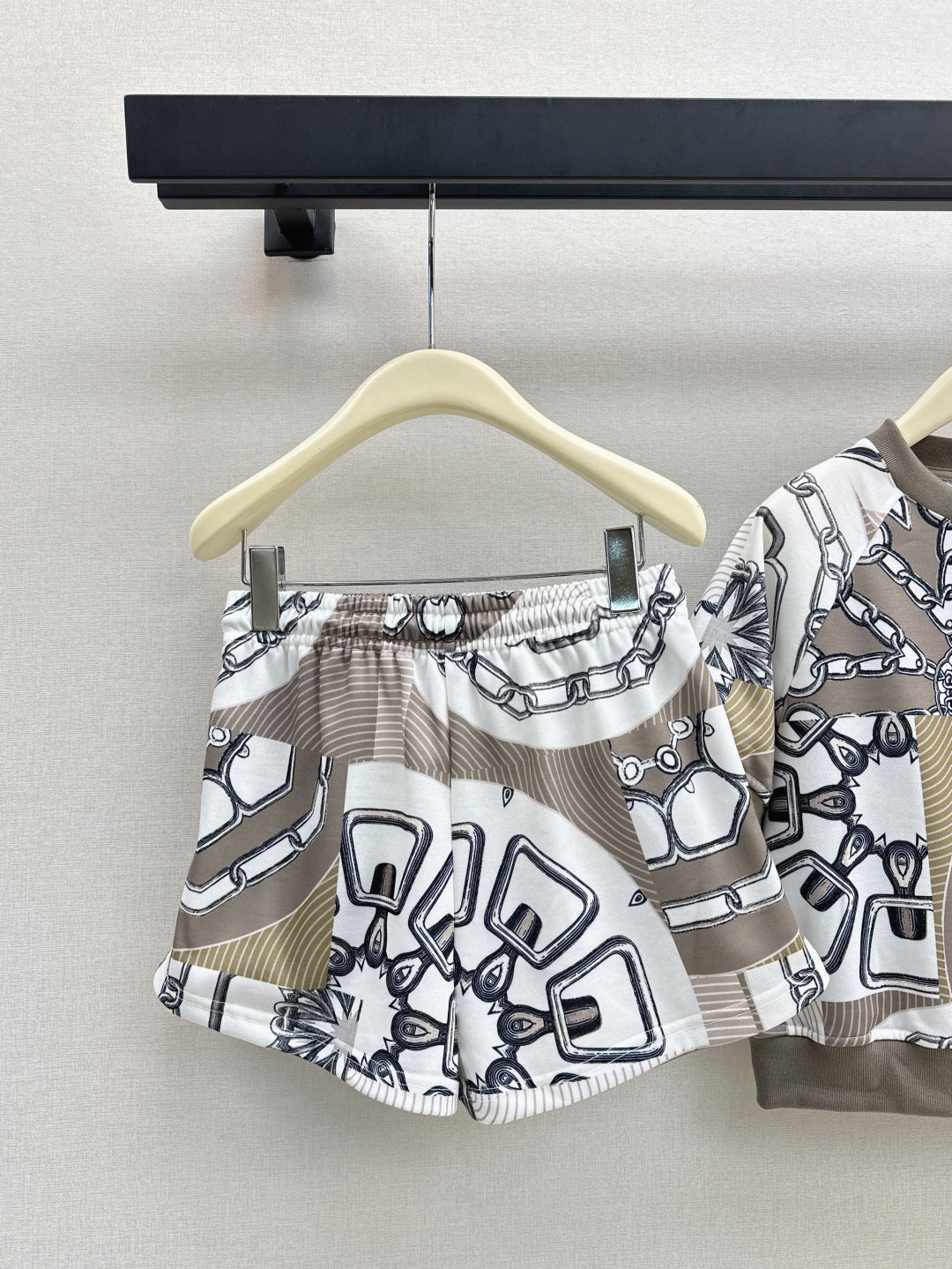 Bur* printed pullover and shorts set