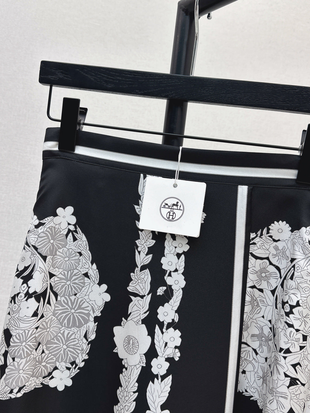 Herm* 25ss silk twill long skirt