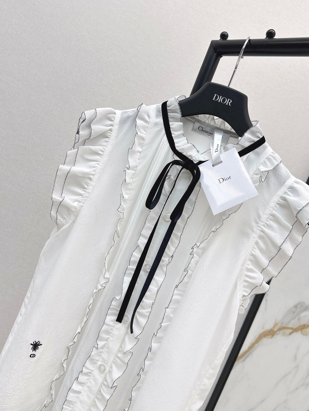 D*r 25ss Ruffled sleeveless shirt with black velvet lace-up