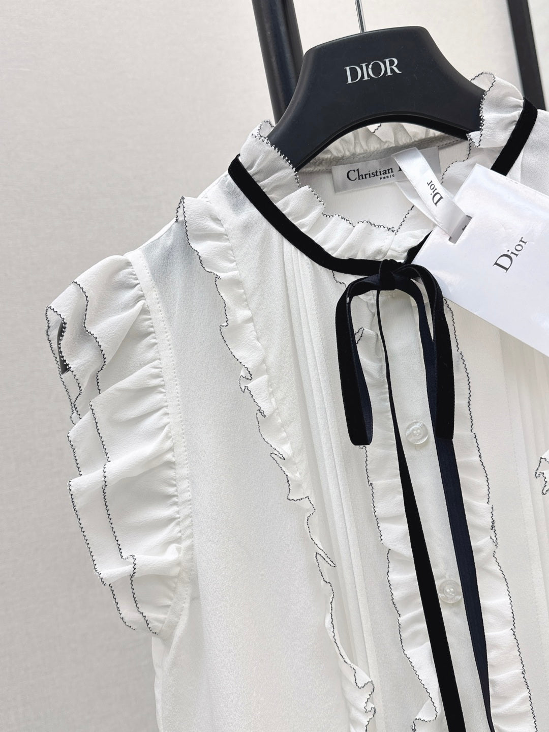 D*r 25ss Ruffled sleeveless shirt with black velvet lace-up