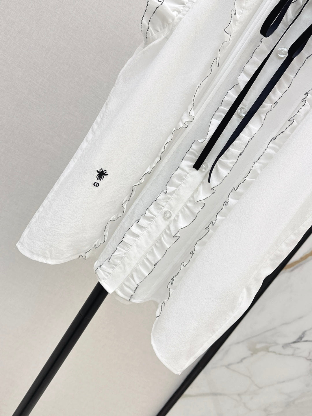 D*r 25ss Ruffled sleeveless shirt with black velvet lace-up