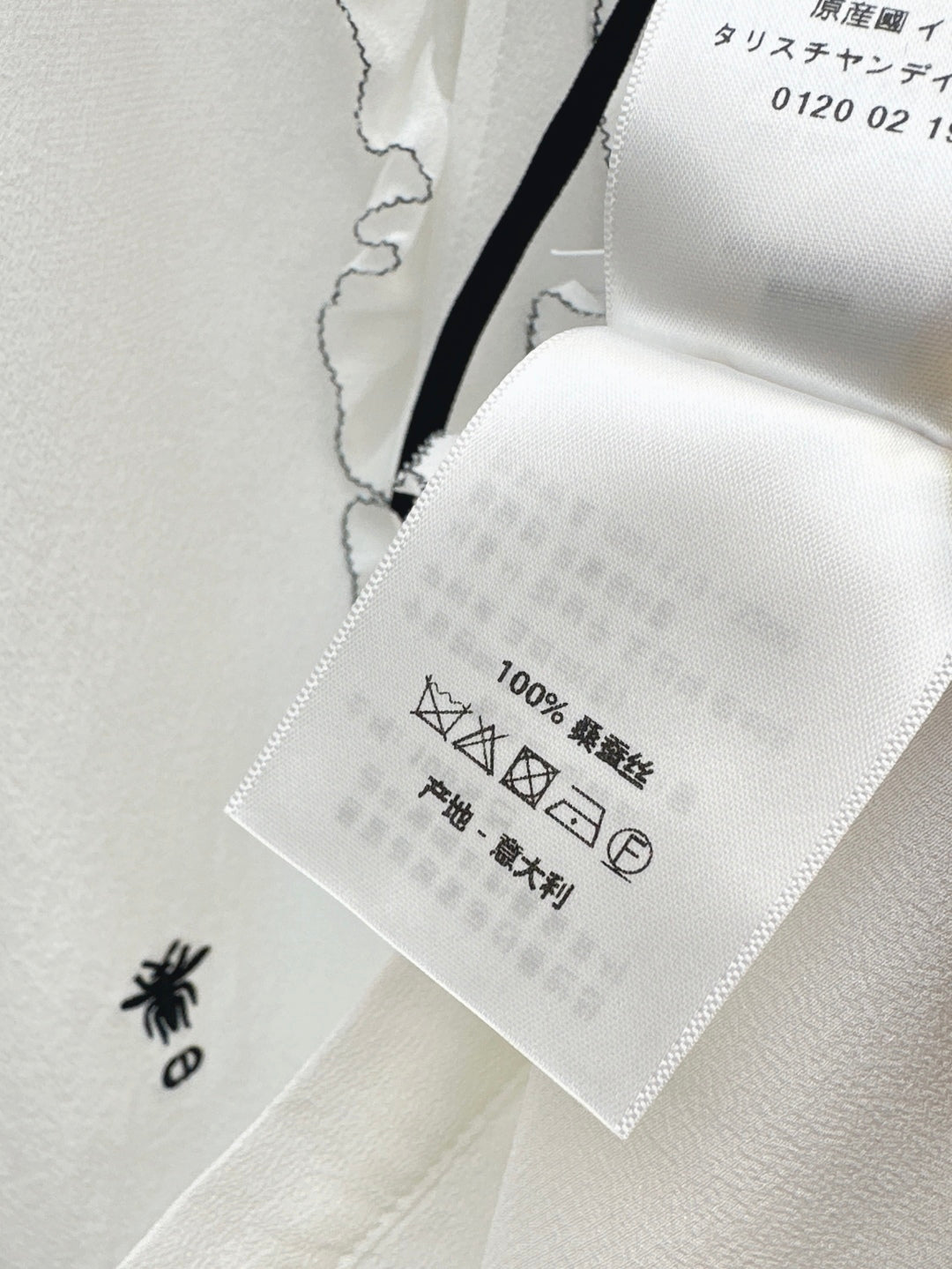 D*r 25ss Ruffled sleeveless shirt with black velvet lace-up