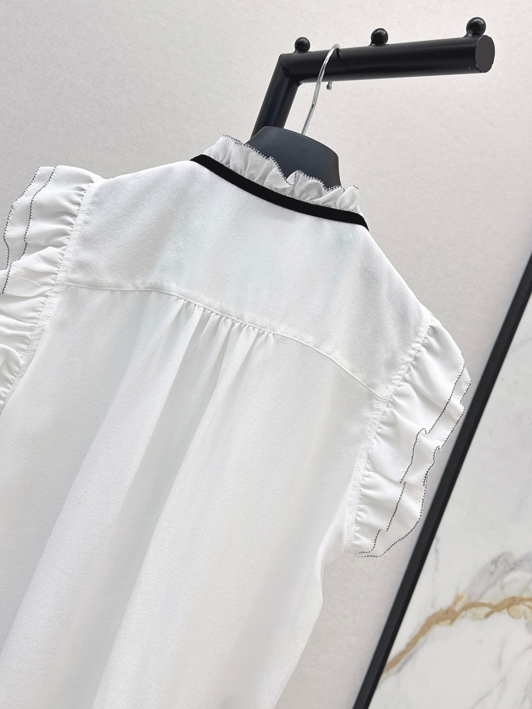 D*r 25ss Ruffled sleeveless shirt with black velvet lace-up