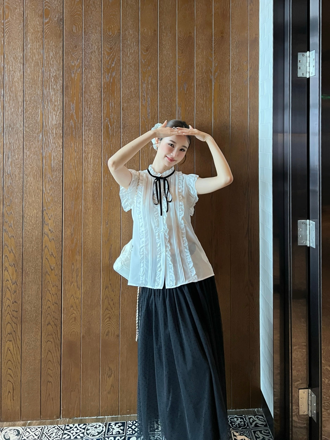 D*r 25ss Ruffled sleeveless shirt with black velvet lace-up