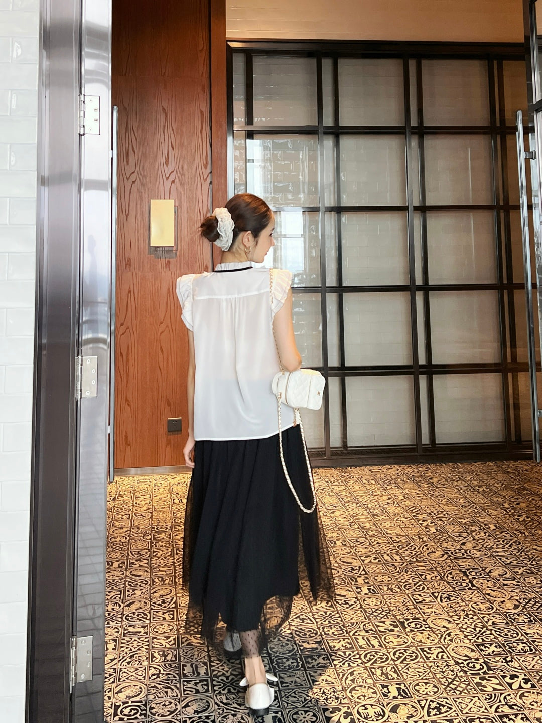 D*r 25ss Ruffled sleeveless shirt with black velvet lace-up