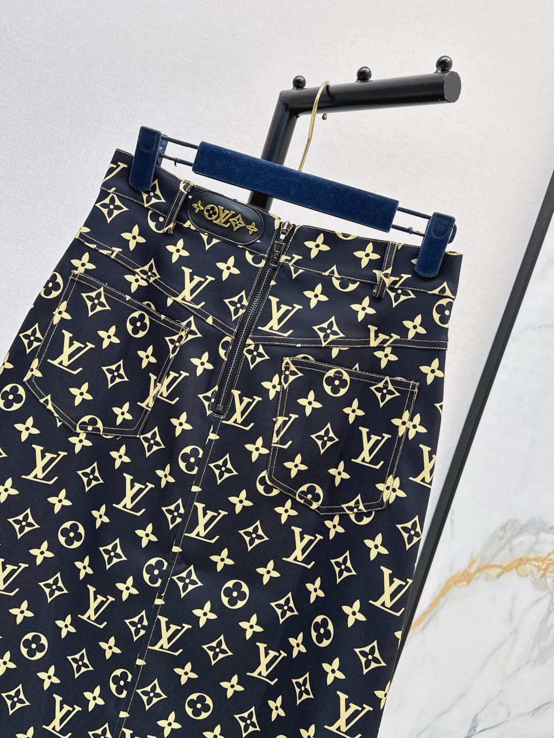Loui* 25ss monogram printed straight skirt