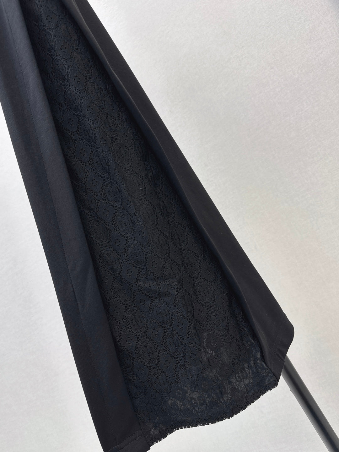 Gu* 25ss embroidered cotton dress with lace side