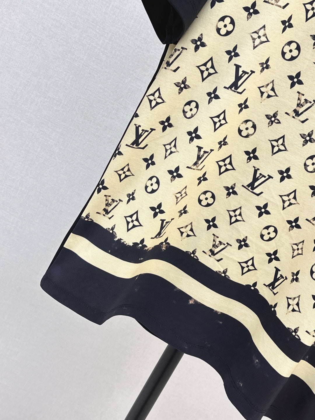 Loui* 25ss washed monogram front t-shirt