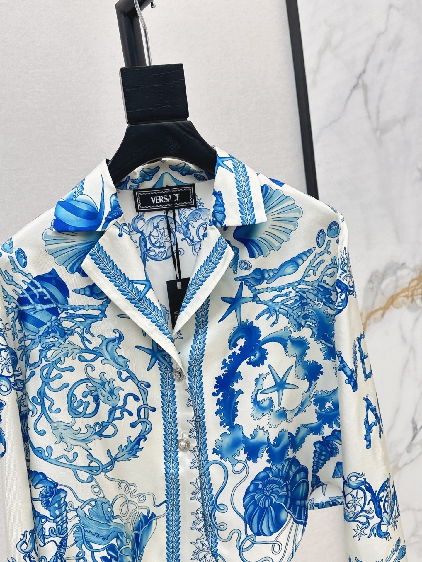 Versa* 25ss printed silk crop shirt